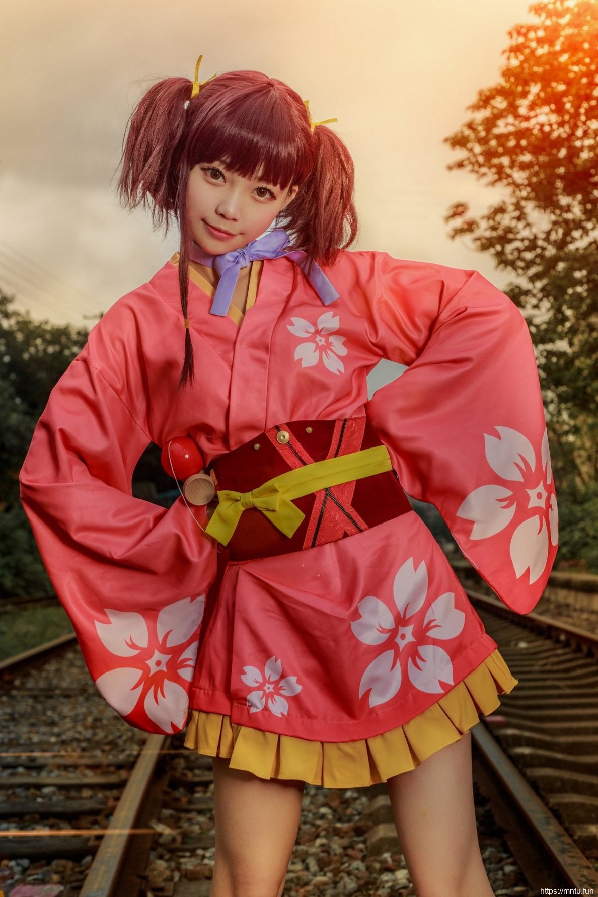 双马尾美少女户外Cosplay摄影美图