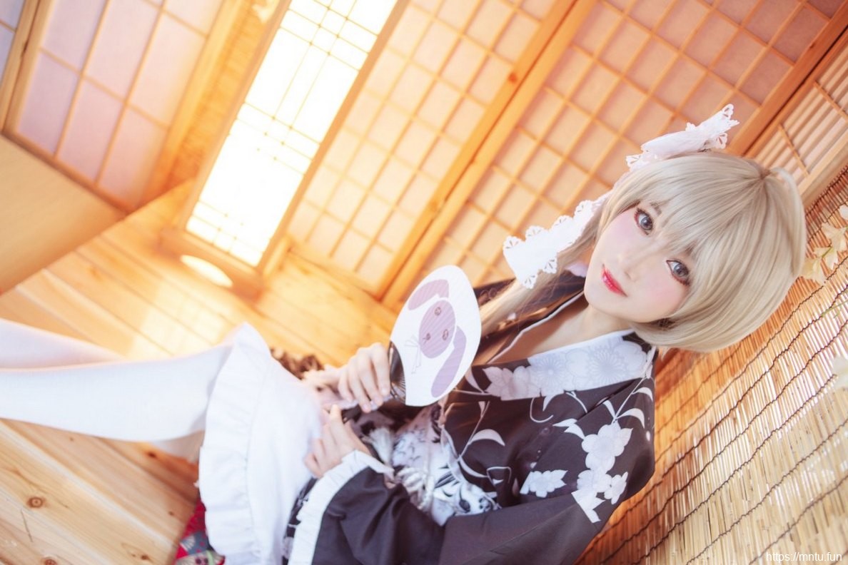 甜美少女Cosplay春日野穹显露白皙美肌