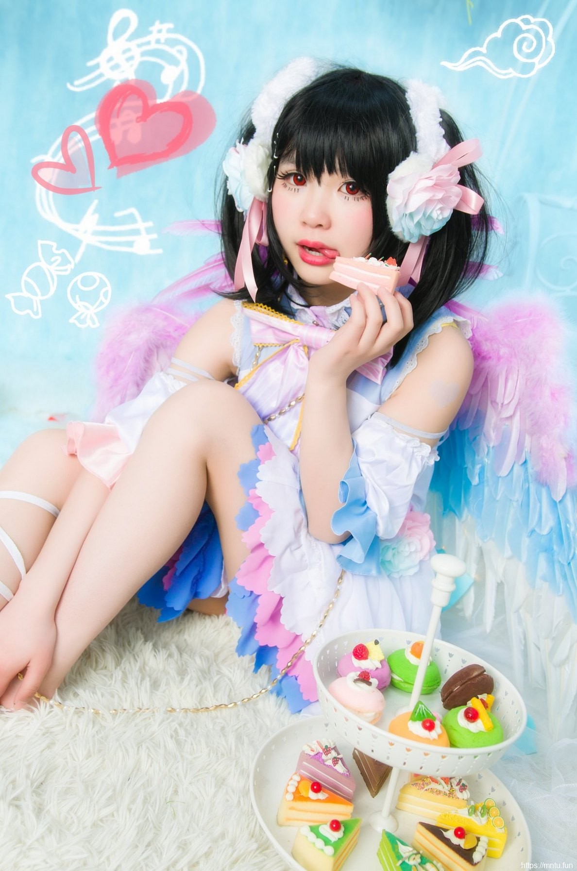 可爱美少女Cosplay矢泽妮可展露白皙美腿