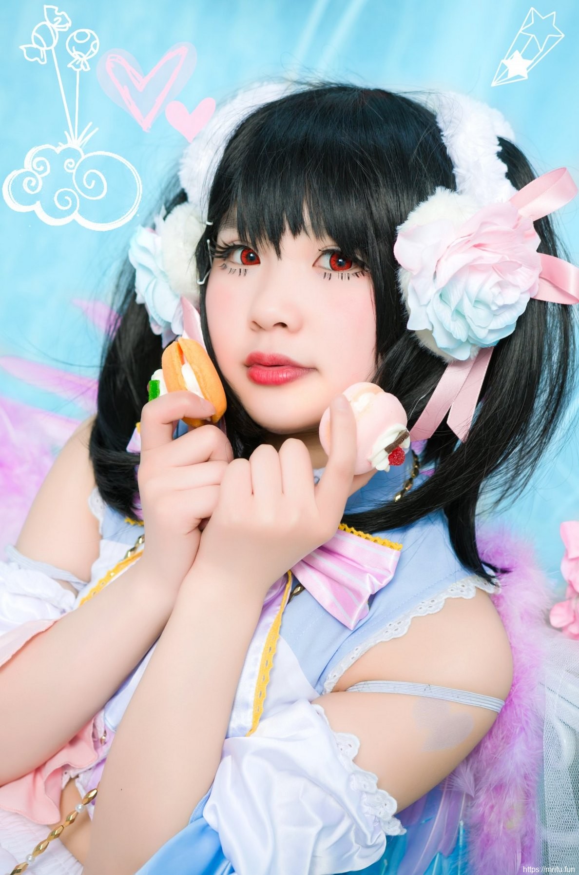 可爱美少女Cosplay矢泽妮可展露白皙美腿