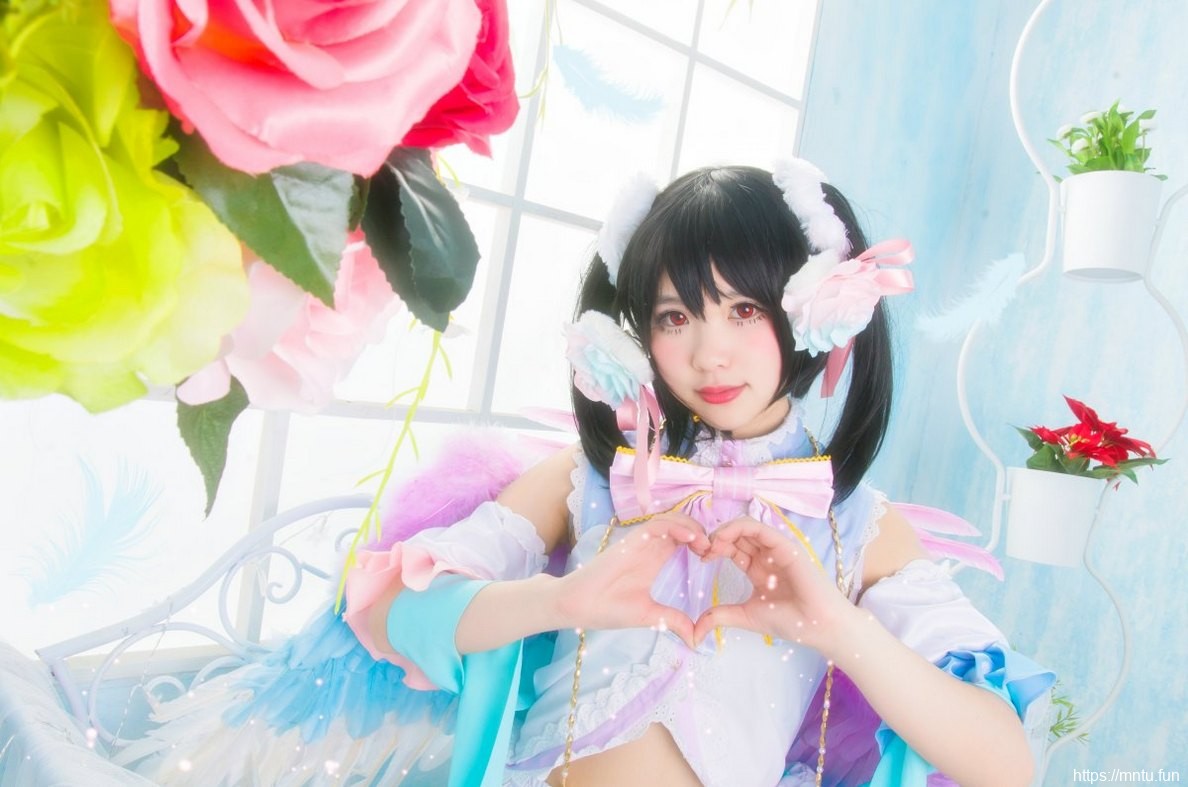 可爱美少女Cosplay矢泽妮可展露白皙美腿