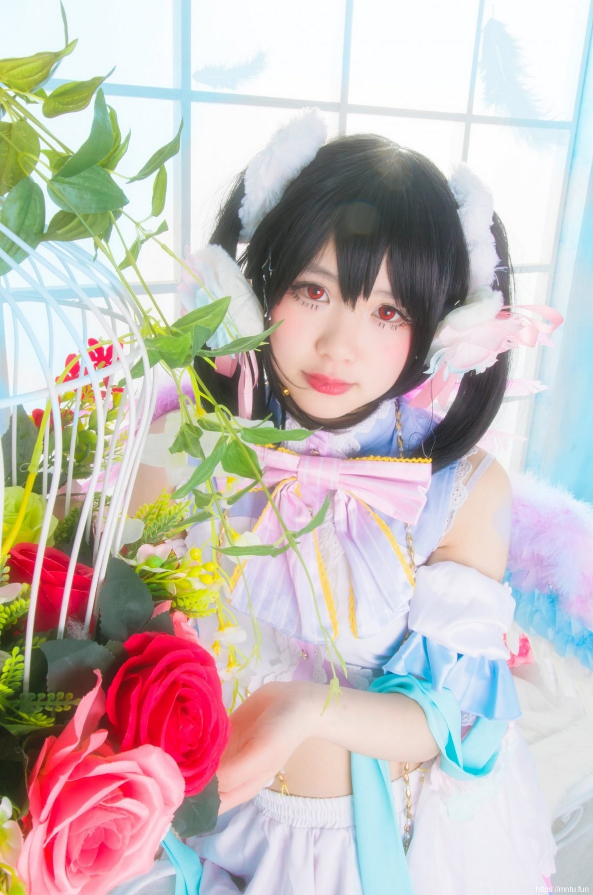 可爱美少女Cosplay矢泽妮可展露白皙美腿