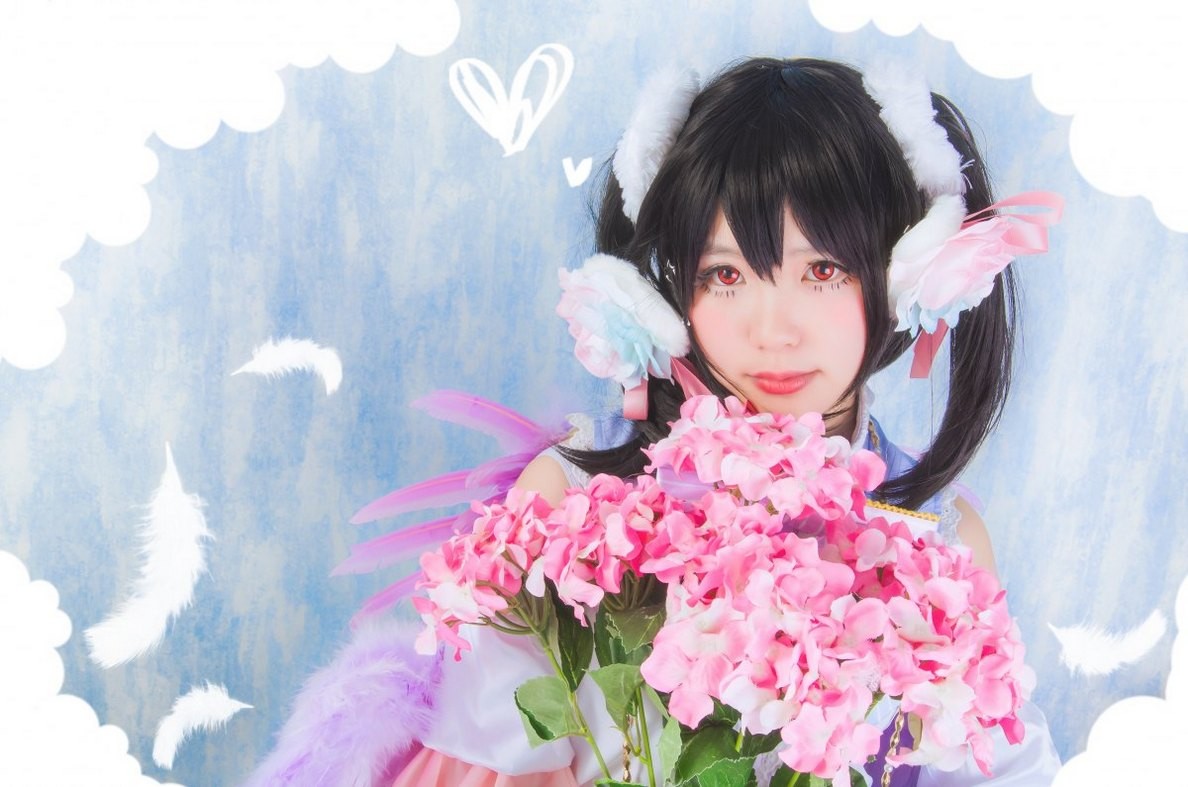 可爱美少女Cosplay矢泽妮可展露白皙美腿