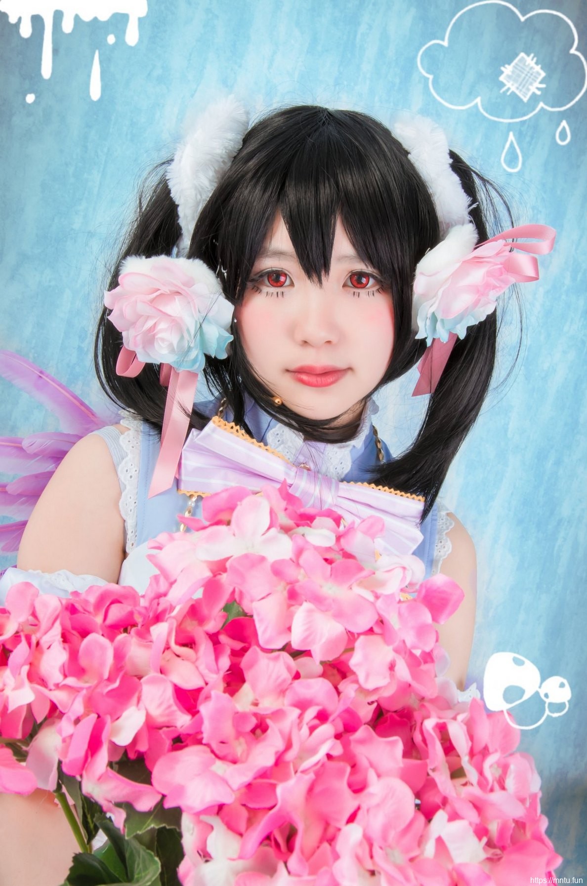 可爱美少女Cosplay矢泽妮可展露白皙美腿