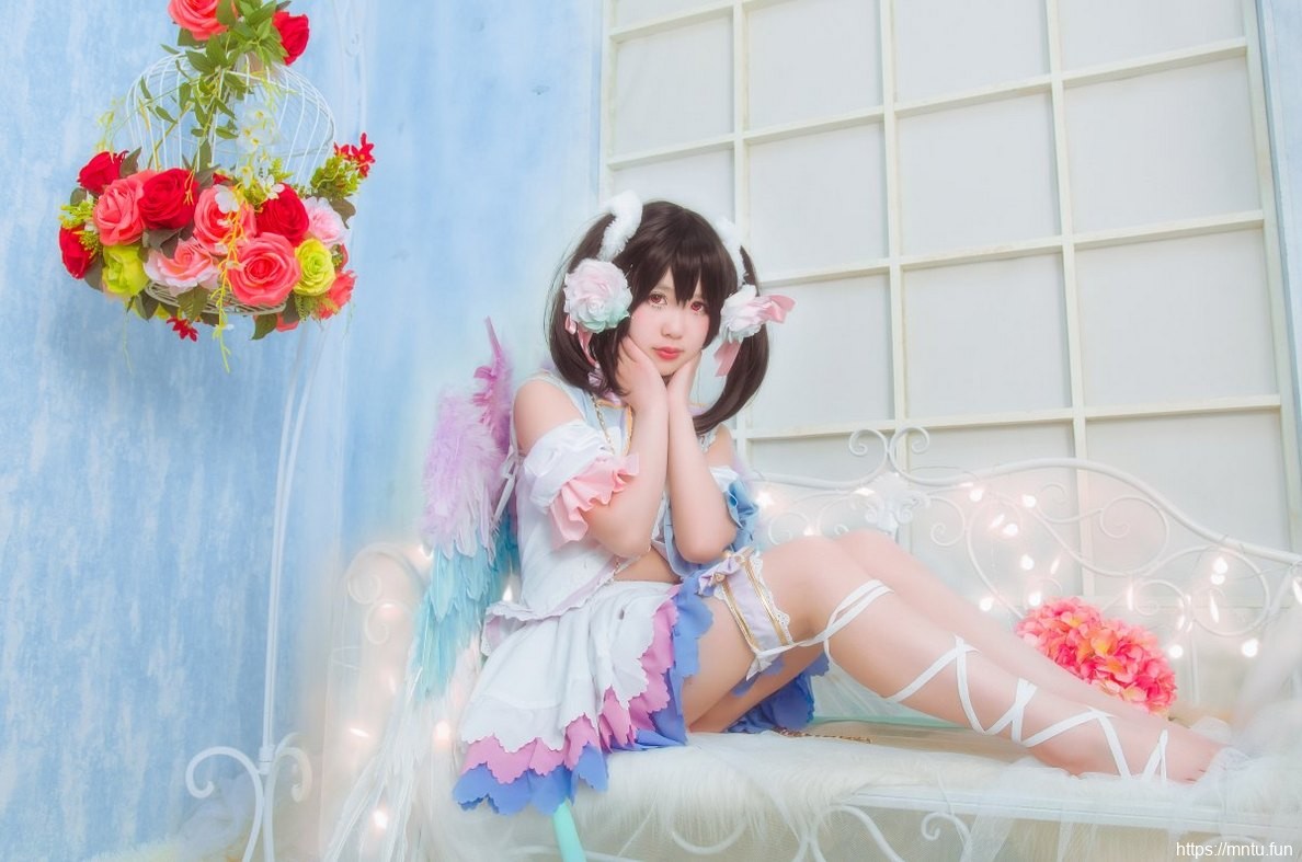 可爱美少女Cosplay矢泽妮可展露白皙美腿