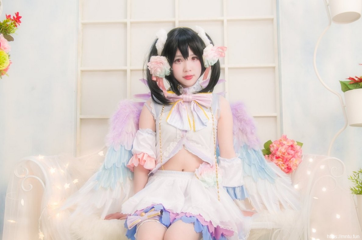 可爱美少女Cosplay矢泽妮可展露白皙美腿