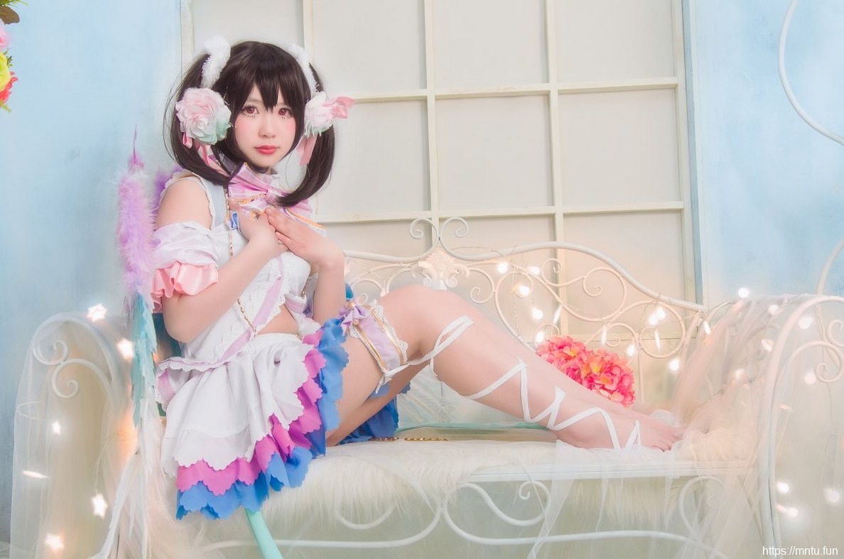 可爱美少女Cosplay矢泽妮可展露白皙美腿
