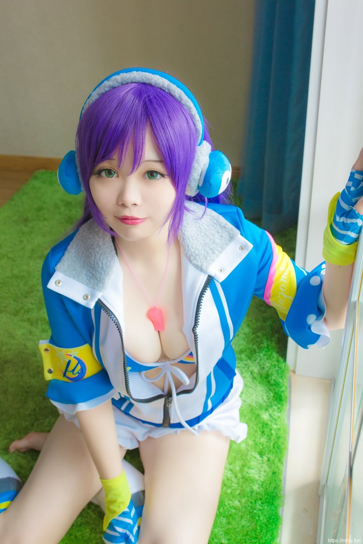 丰满美女Cosplay东条希显露美胸