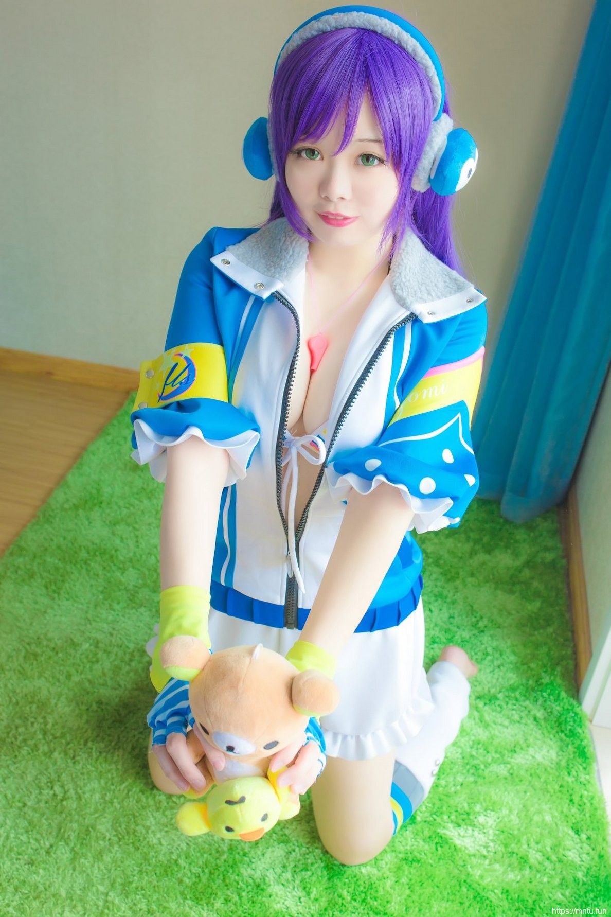 丰满美女Cosplay东条希显露美胸