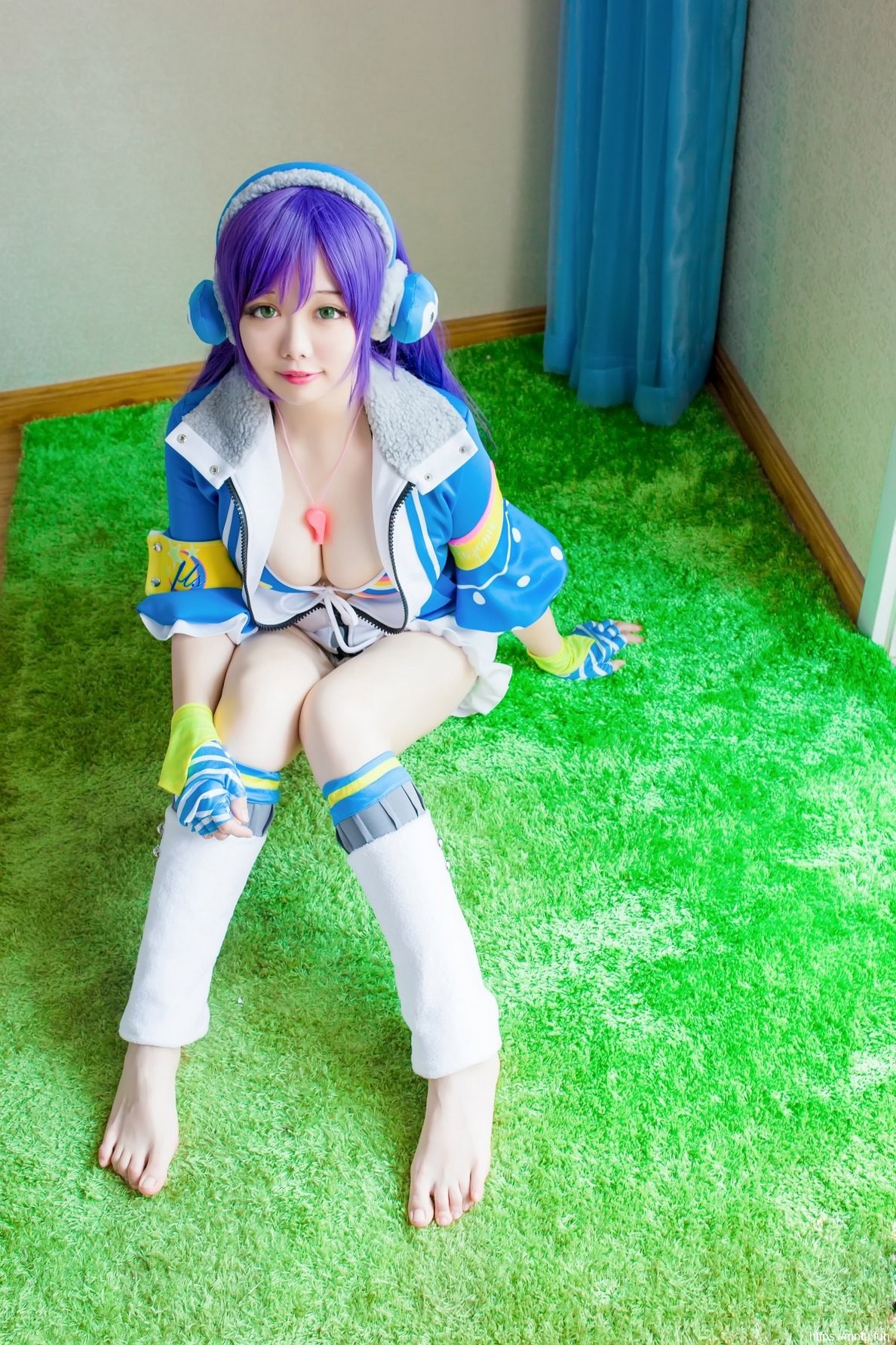 丰满美女Cosplay东条希显露美胸