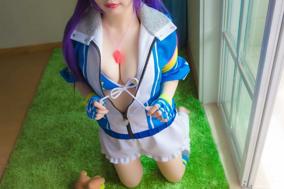丰满美女Cosplay东条希显露美胸