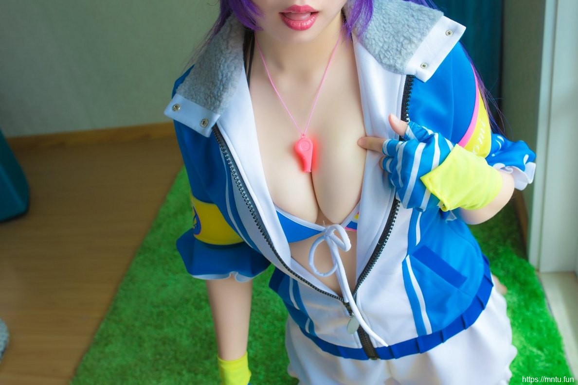 丰满美女Cosplay东条希显露美胸