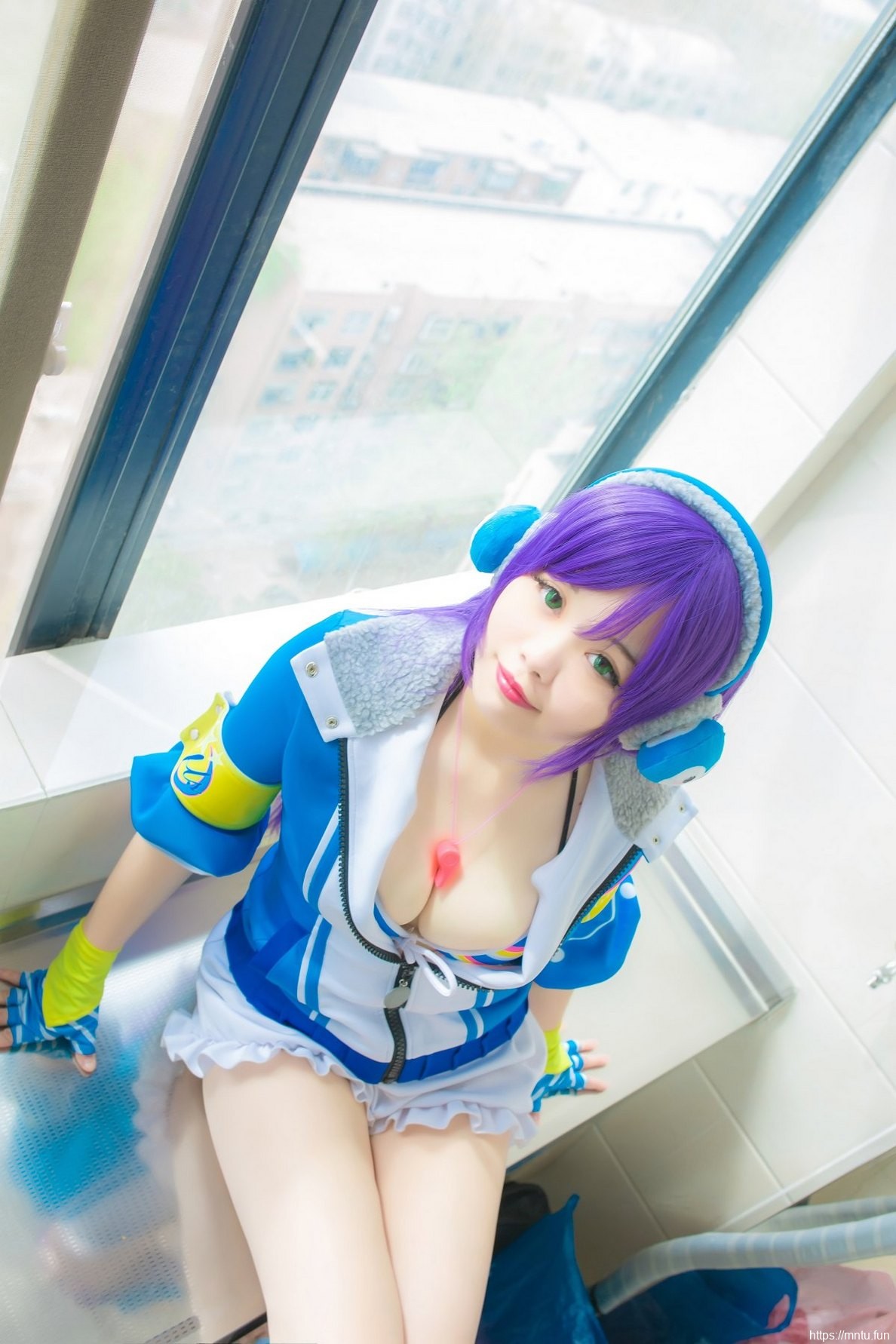 丰满美女Cosplay东条希显露美胸