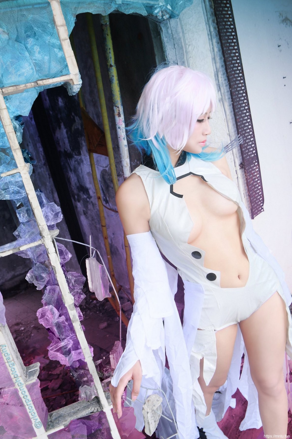 短发美女Cosplay卡洛尔酥胸半露香艳写真