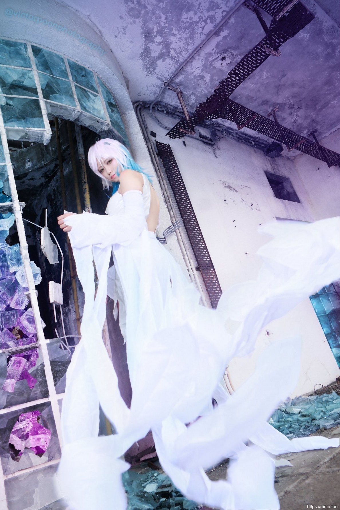 短发美女Cosplay卡洛尔酥胸半露香艳写真