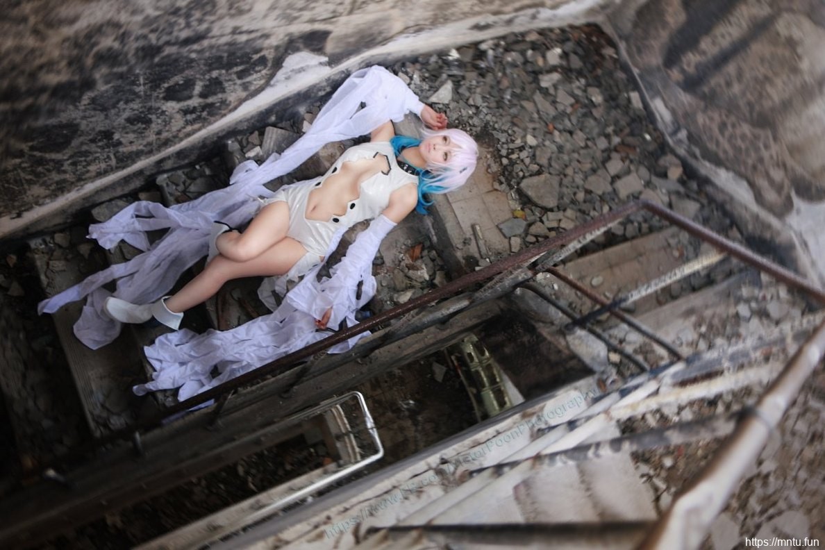 短发美女Cosplay卡洛尔酥胸半露香艳写真