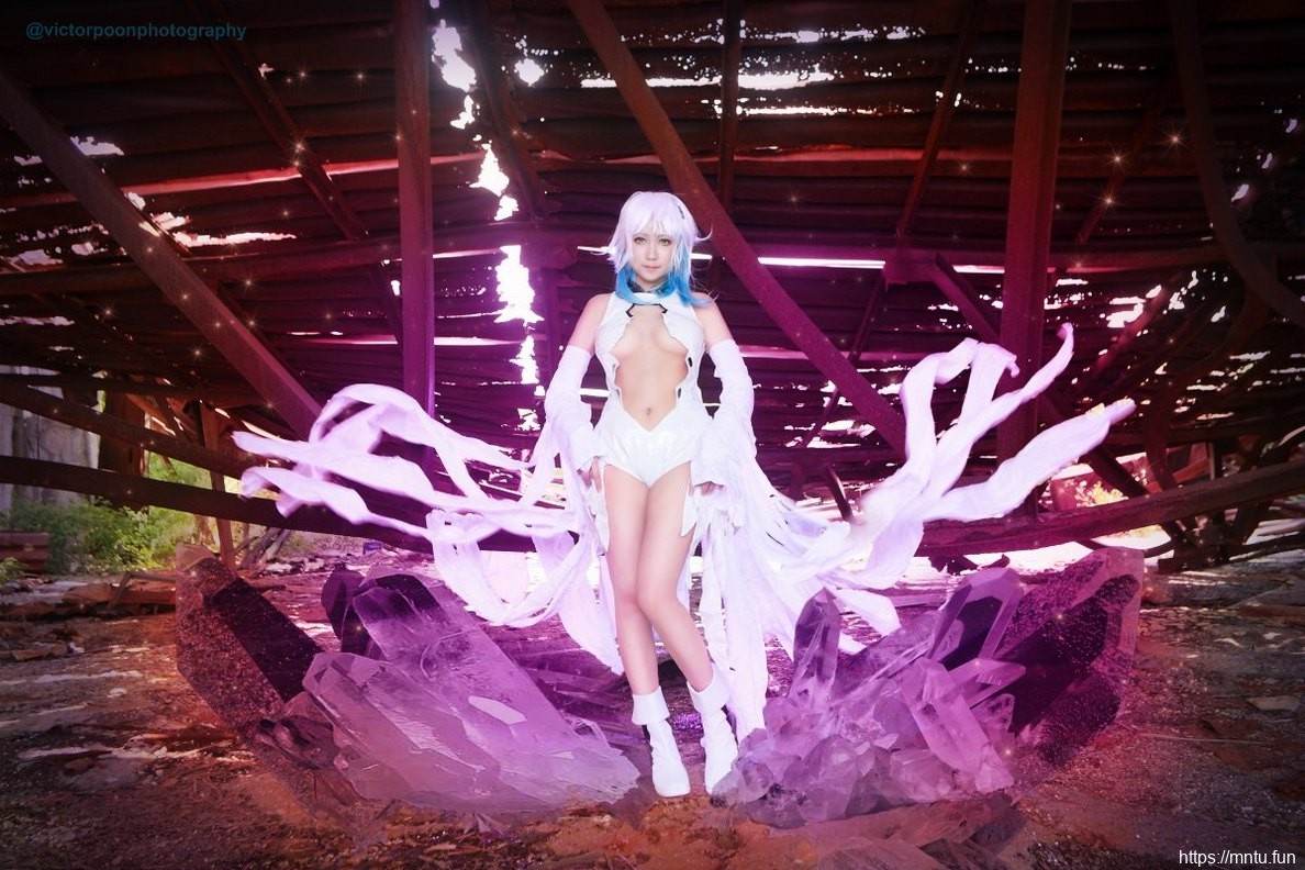 短发美女Cosplay卡洛尔酥胸半露香艳写真