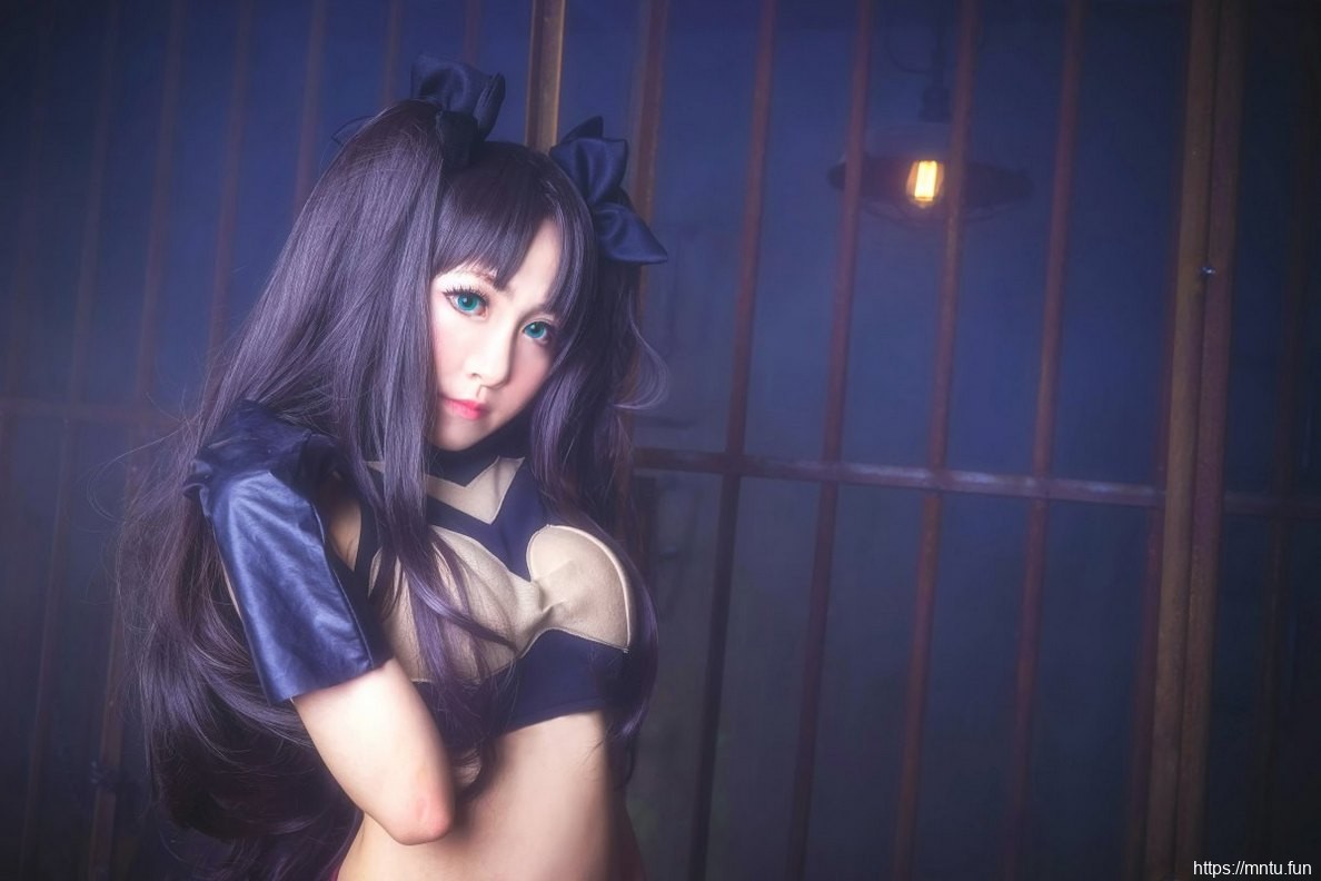 长发美女Cosplay动漫人物远坂凛性感写真