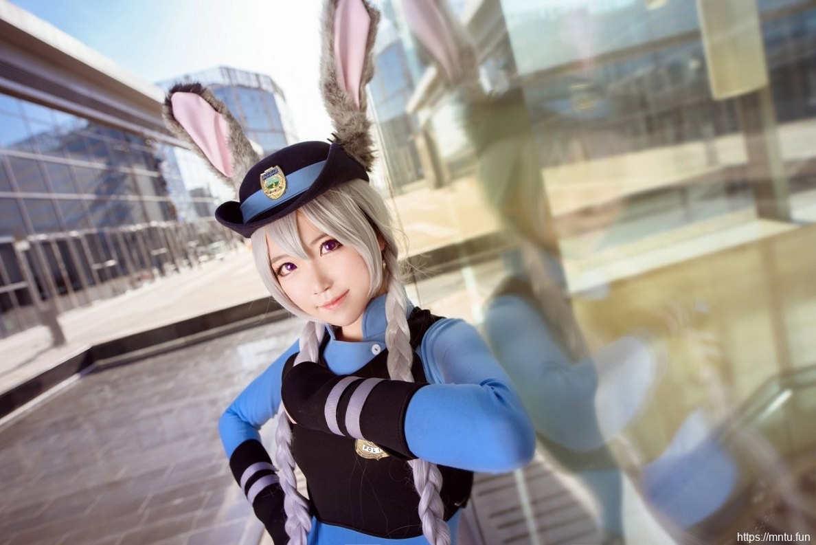 白皙美女Cosplay《疯狂动物城》朱迪楚楚动人