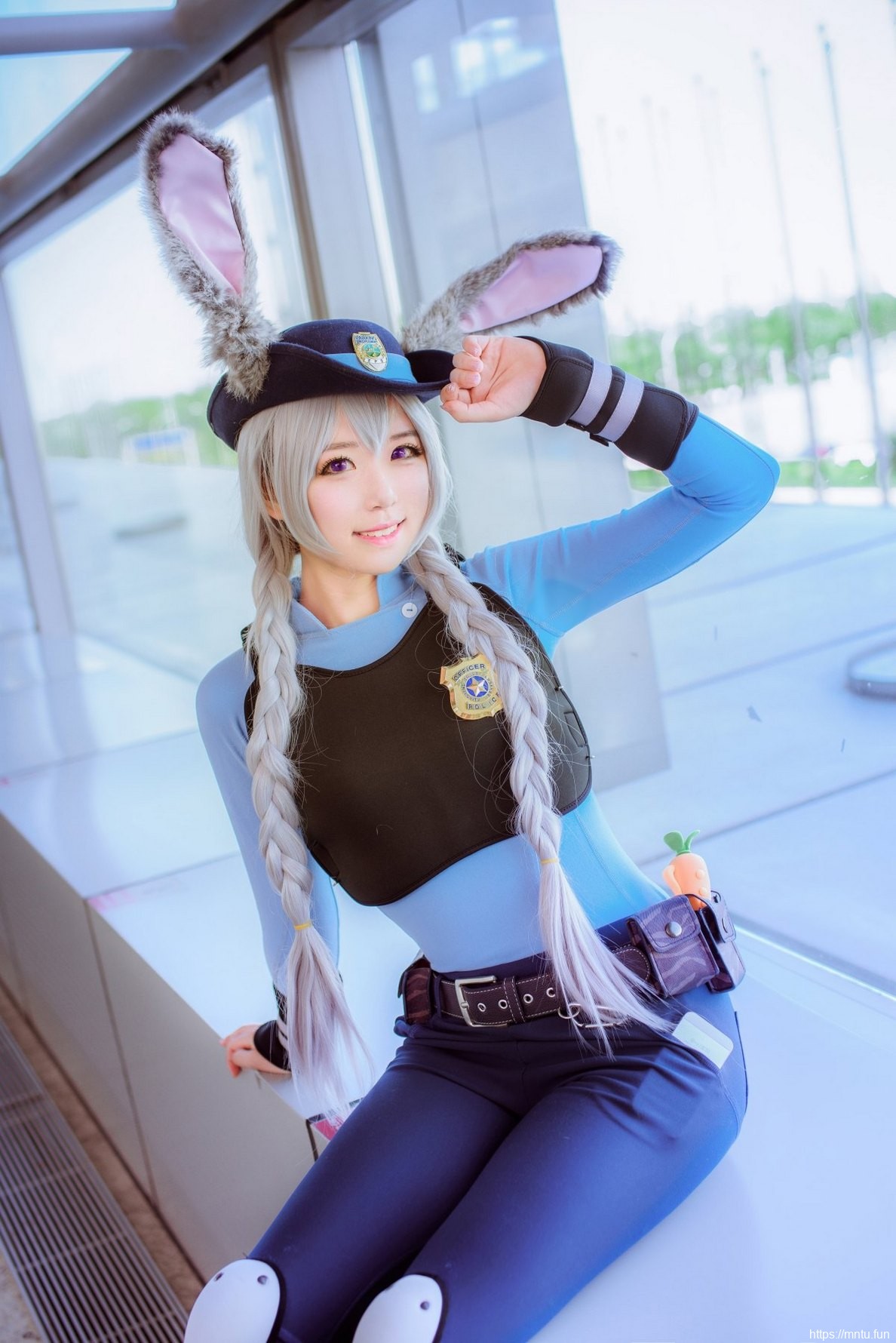 白皙美女Cosplay《疯狂动物城》朱迪楚楚动人