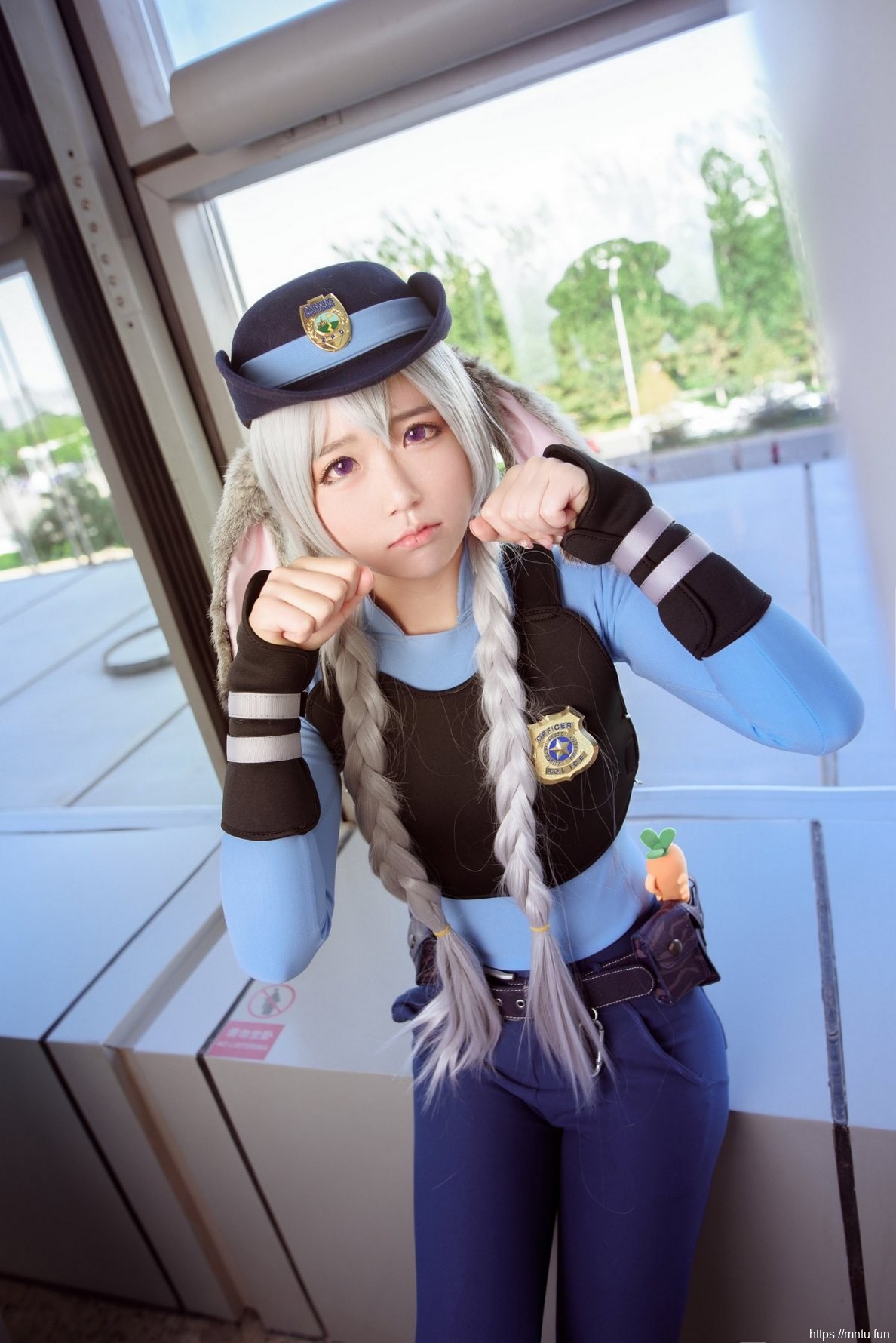 白皙美女Cosplay《疯狂动物城》朱迪楚楚动人
