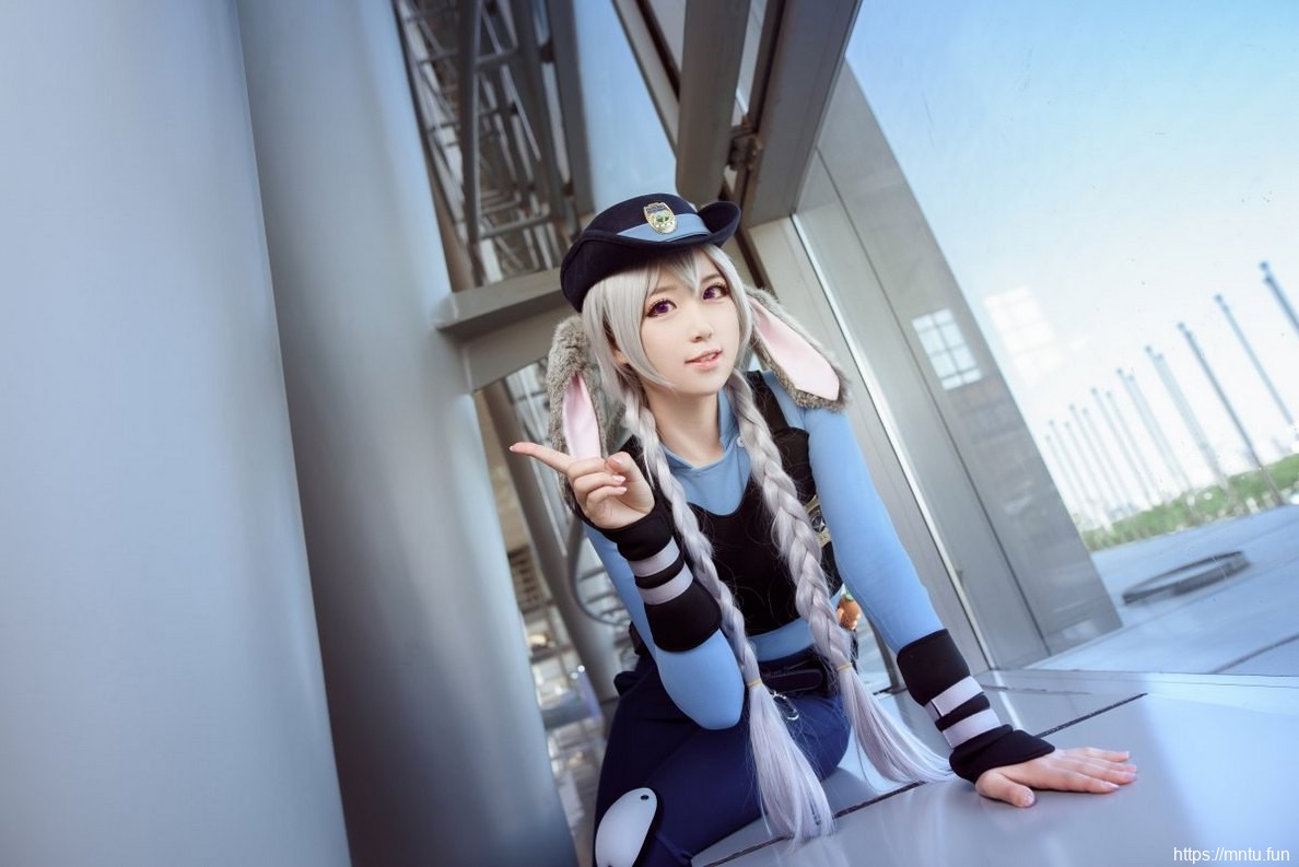 白皙美女Cosplay《疯狂动物城》朱迪楚楚动人