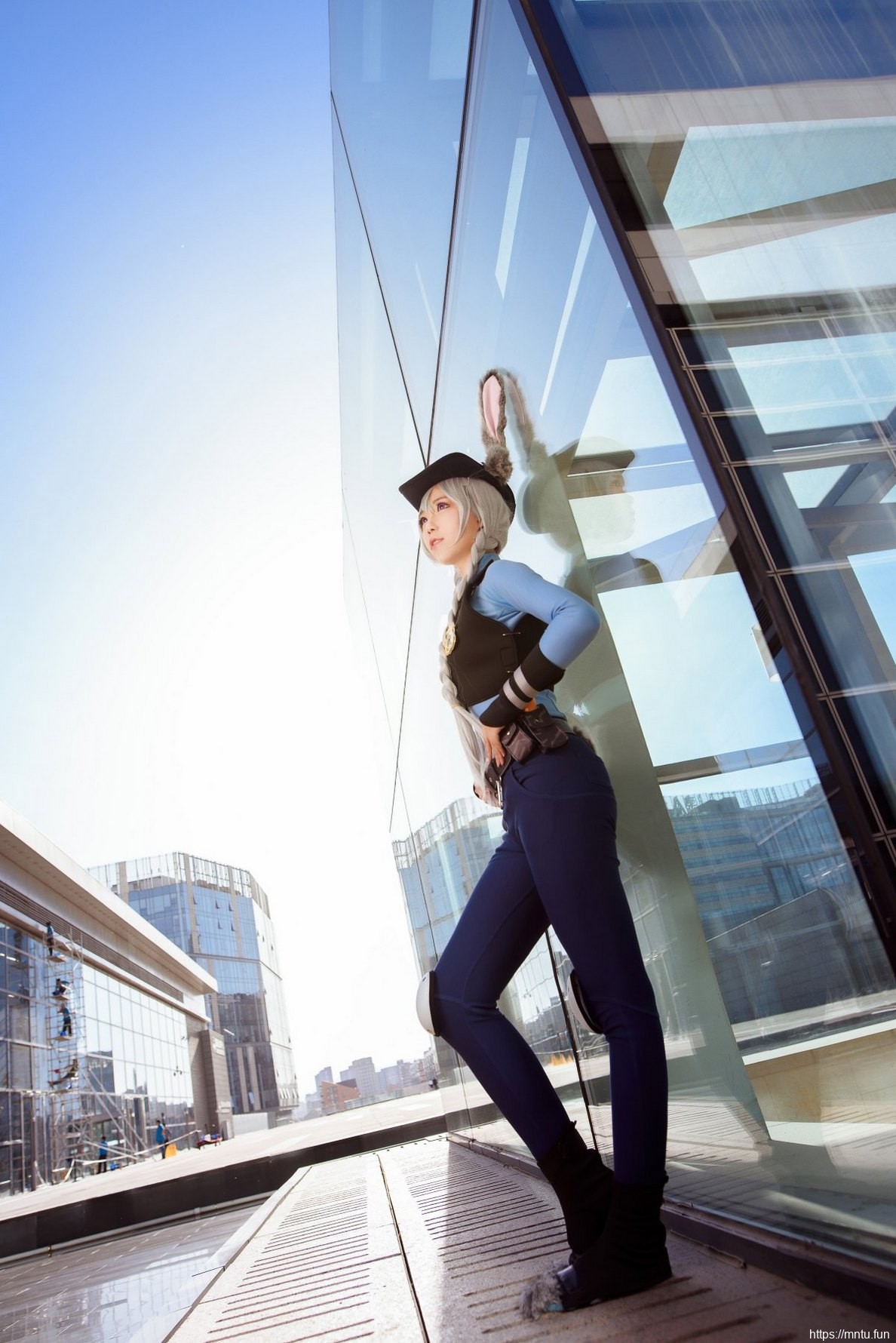 白皙美女Cosplay《疯狂动物城》朱迪楚楚动人