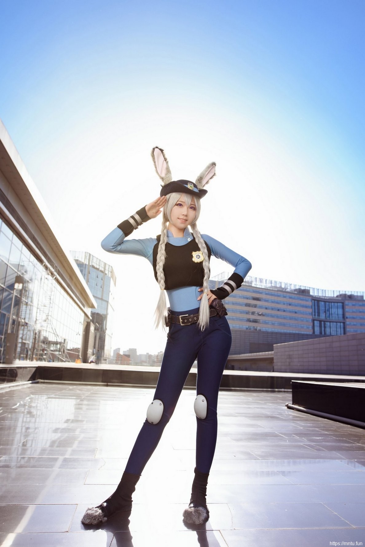 白皙美女Cosplay《疯狂动物城》朱迪楚楚动人