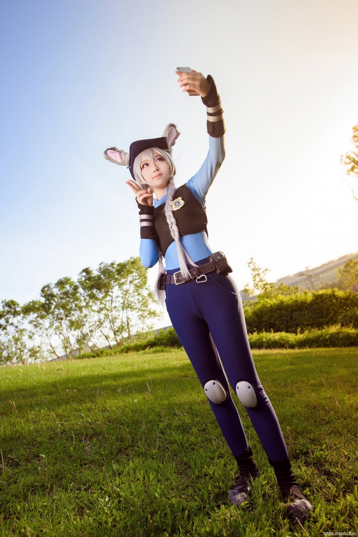 白皙美女Cosplay《疯狂动物城》朱迪楚楚动人