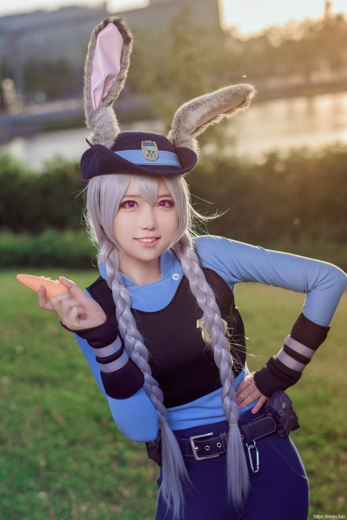 白皙美女Cosplay《疯狂动物城》朱迪楚楚动人