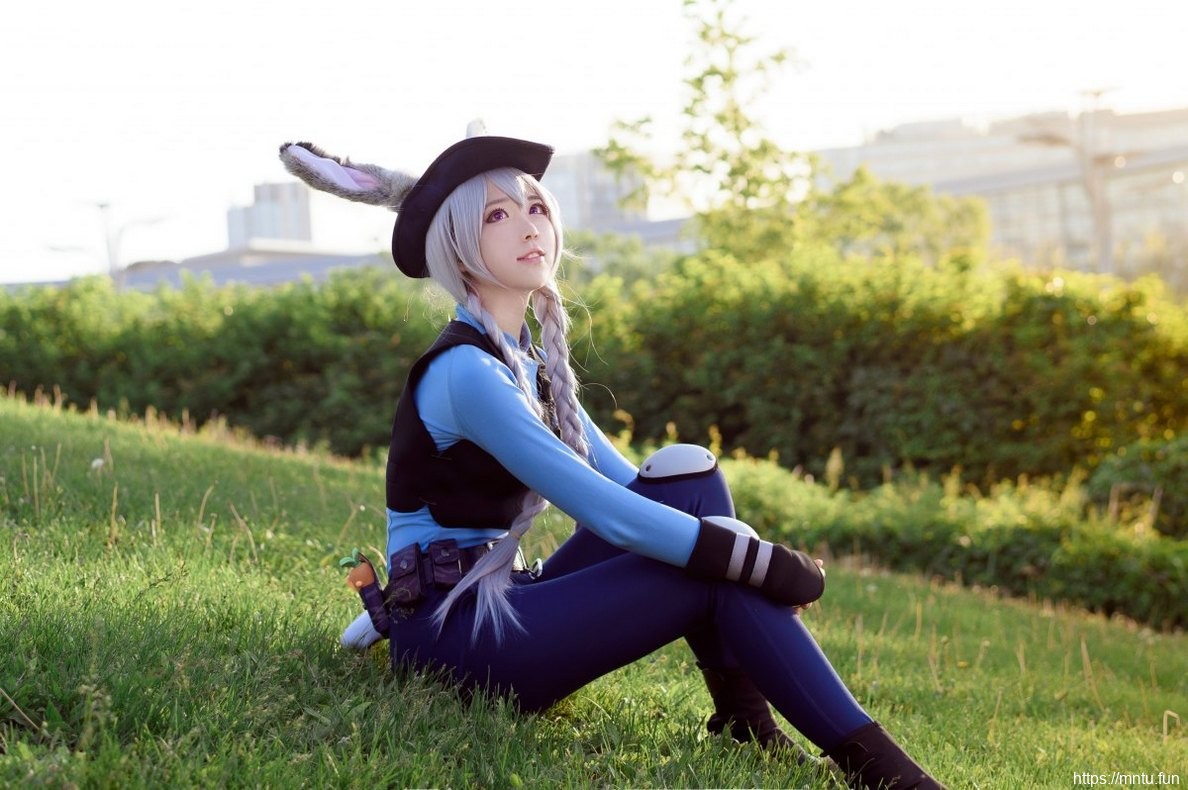 白皙美女Cosplay《疯狂动物城》朱迪楚楚动人