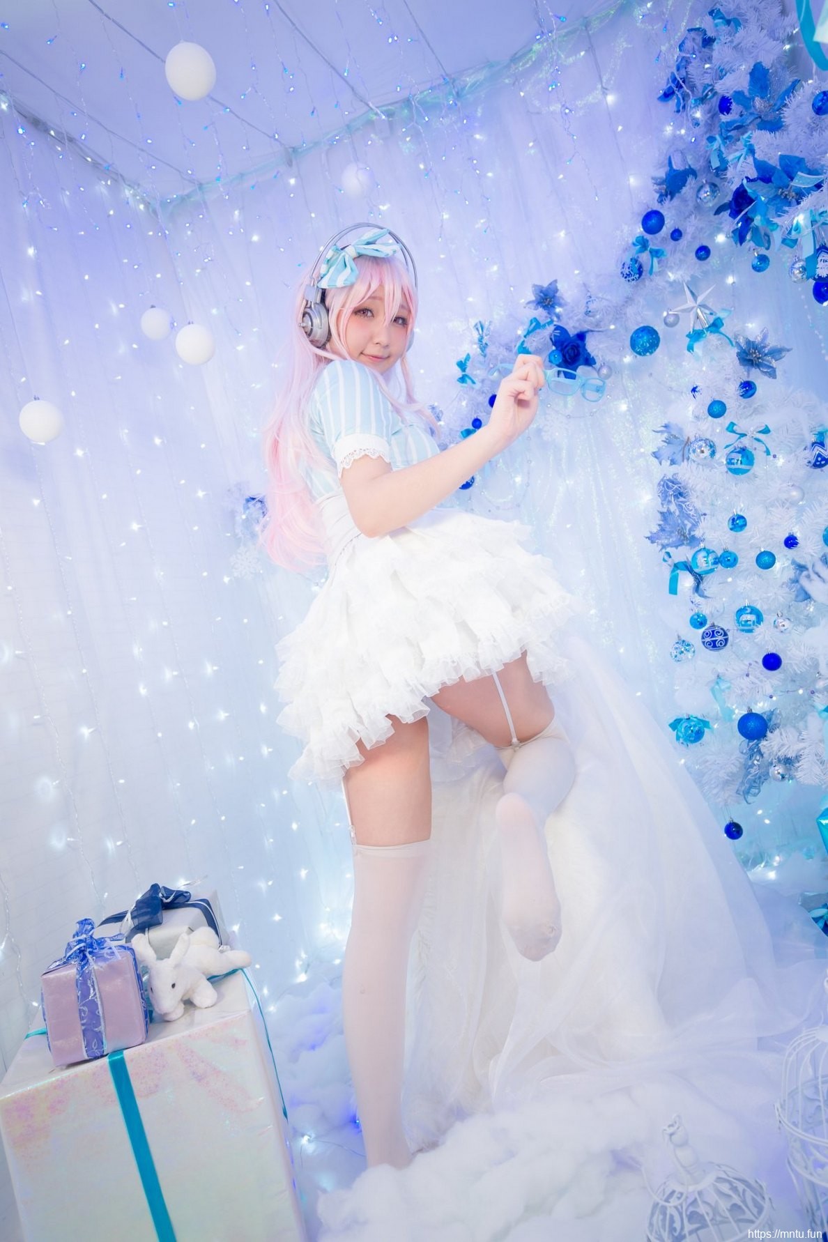 白皙美女Cosplay索尼子诱惑撩人姿势