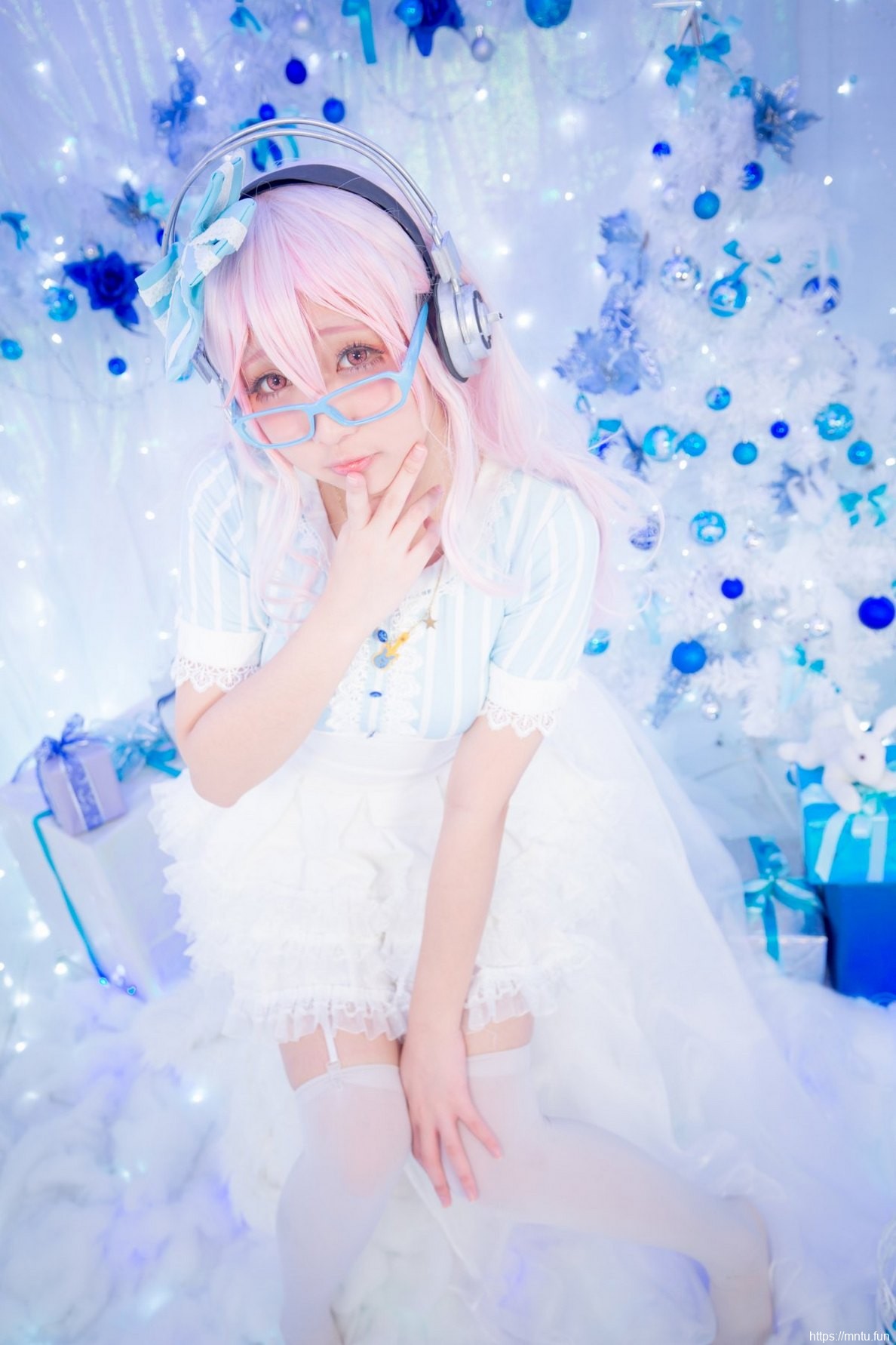 白皙美女Cosplay索尼子诱惑撩人姿势