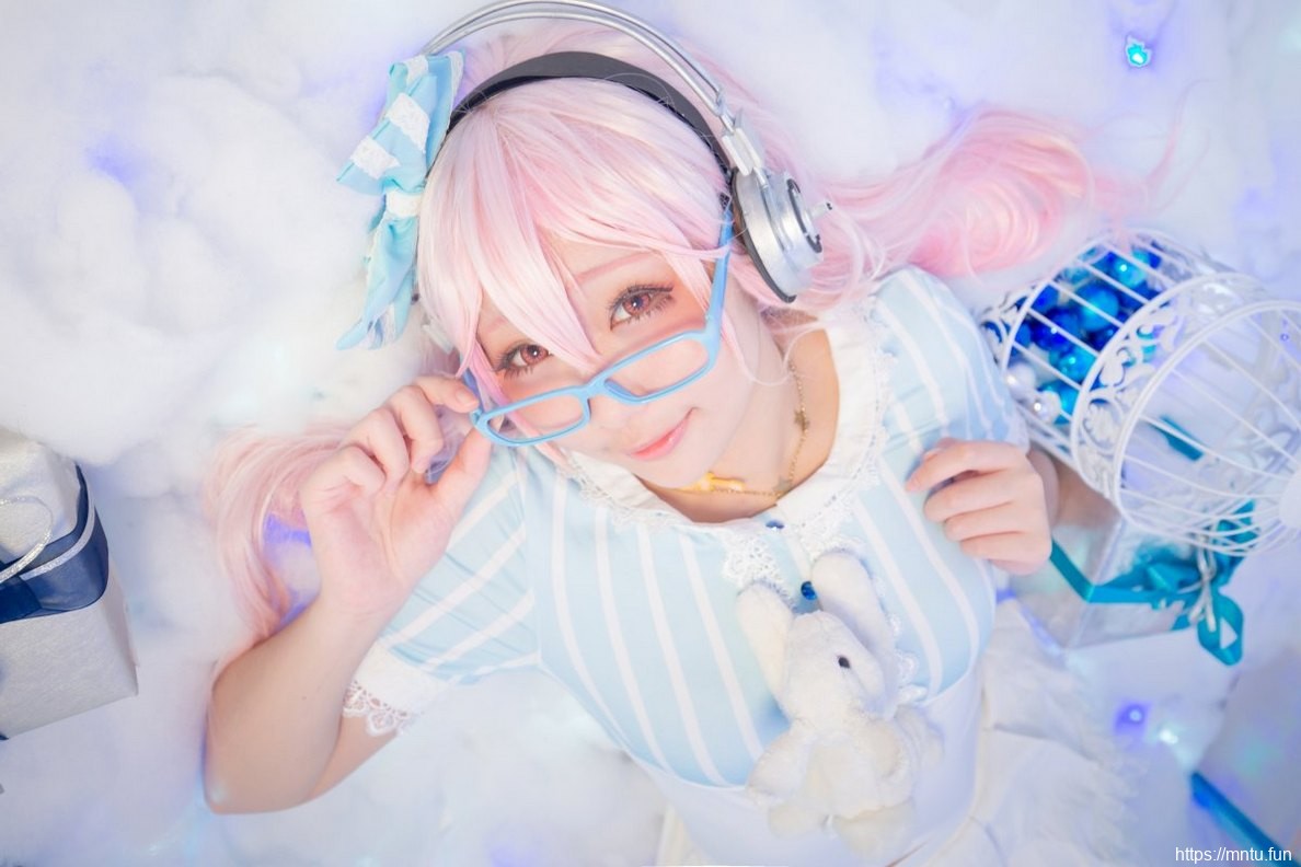 白皙美女Cosplay索尼子诱惑撩人姿势