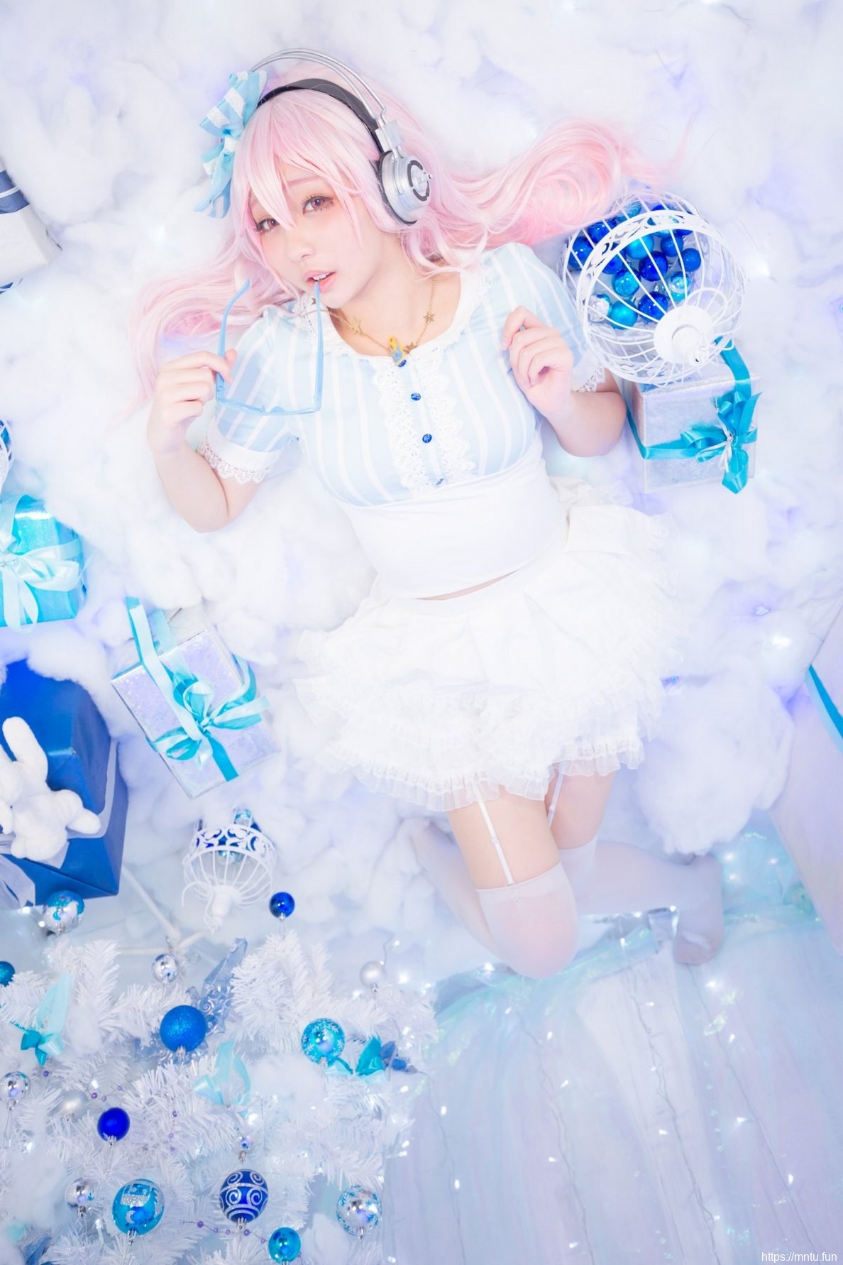 白皙美女Cosplay索尼子诱惑撩人姿势