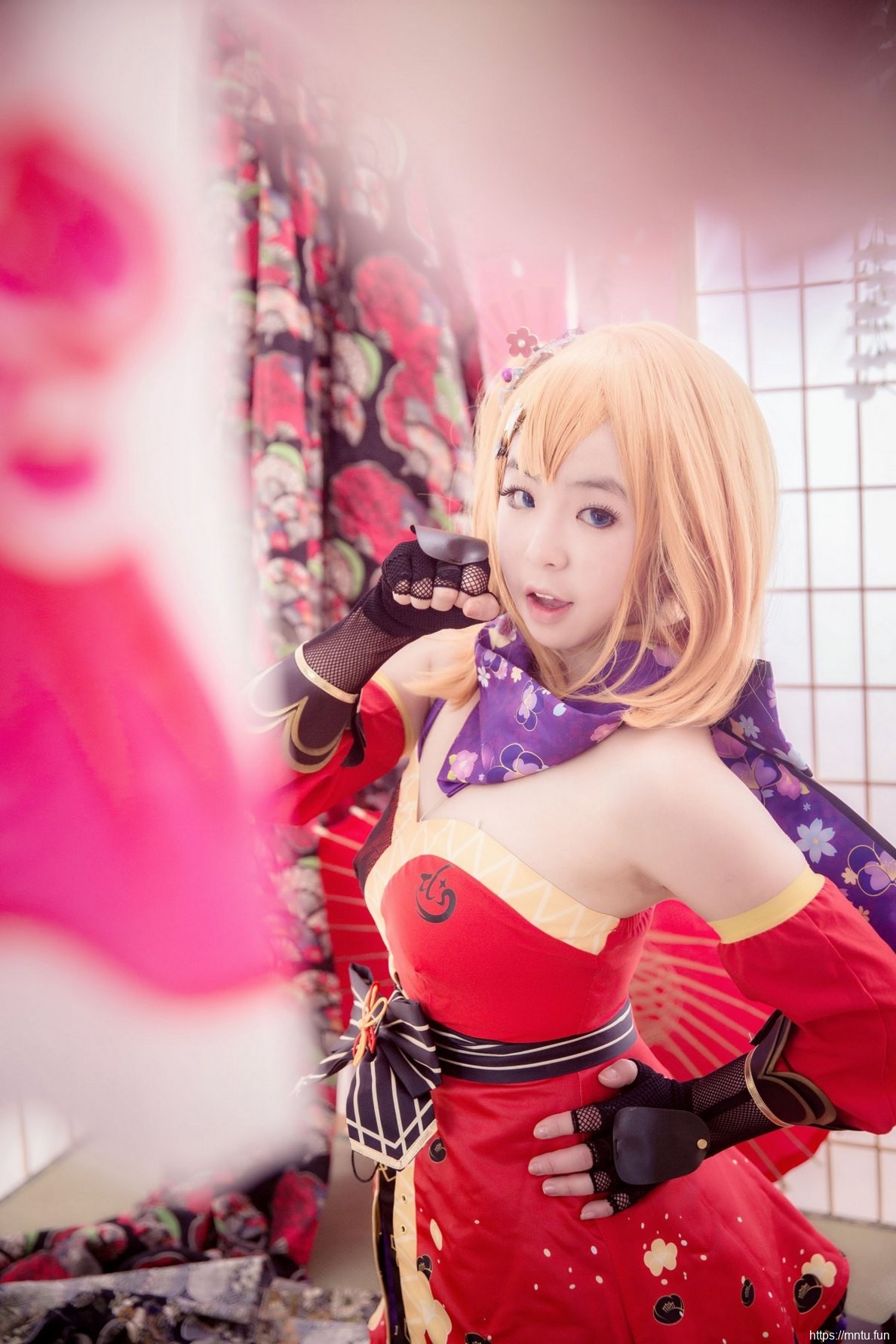 白皙美女Cosplay高坂穗乃果姿势诱惑