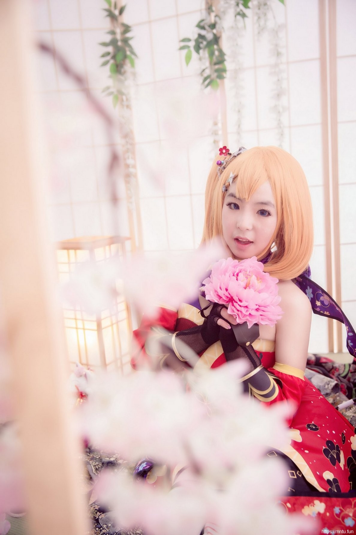 白皙美女Cosplay高坂穗乃果姿势诱惑