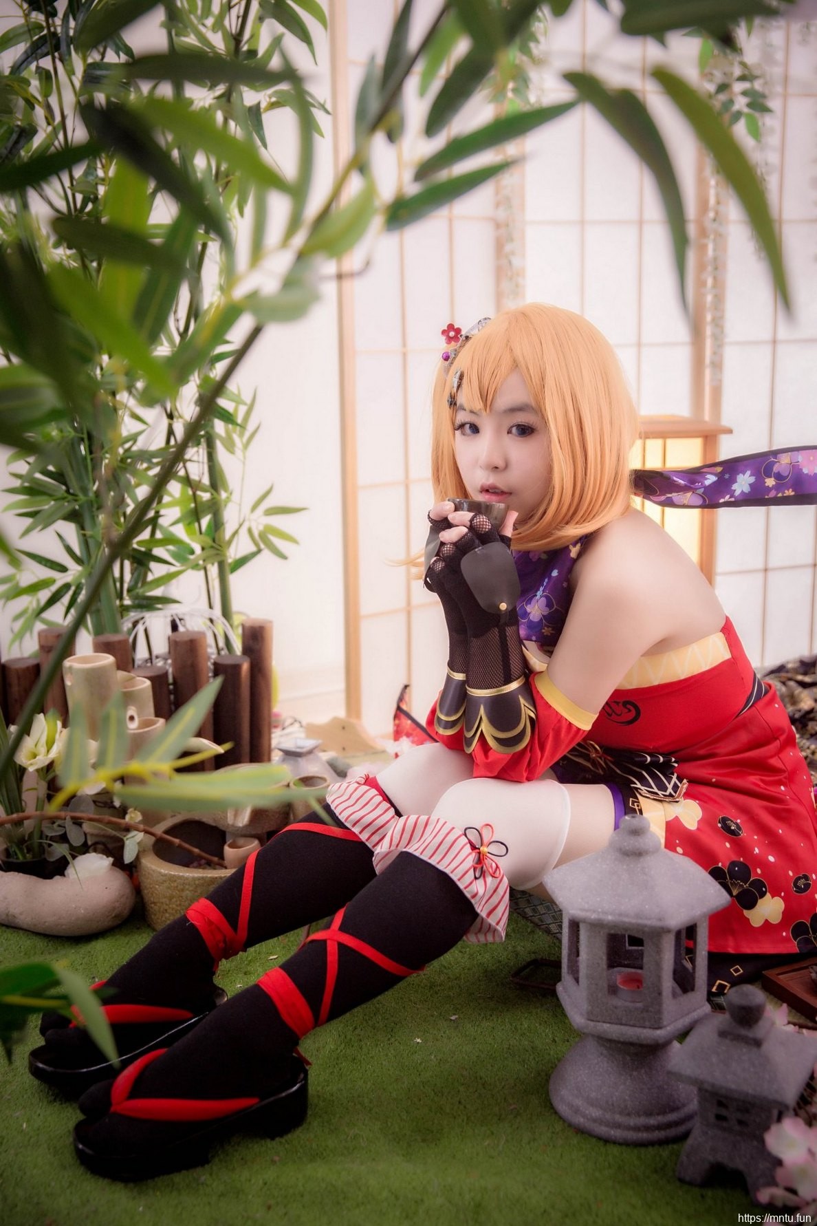 白皙美女Cosplay高坂穗乃果姿势诱惑