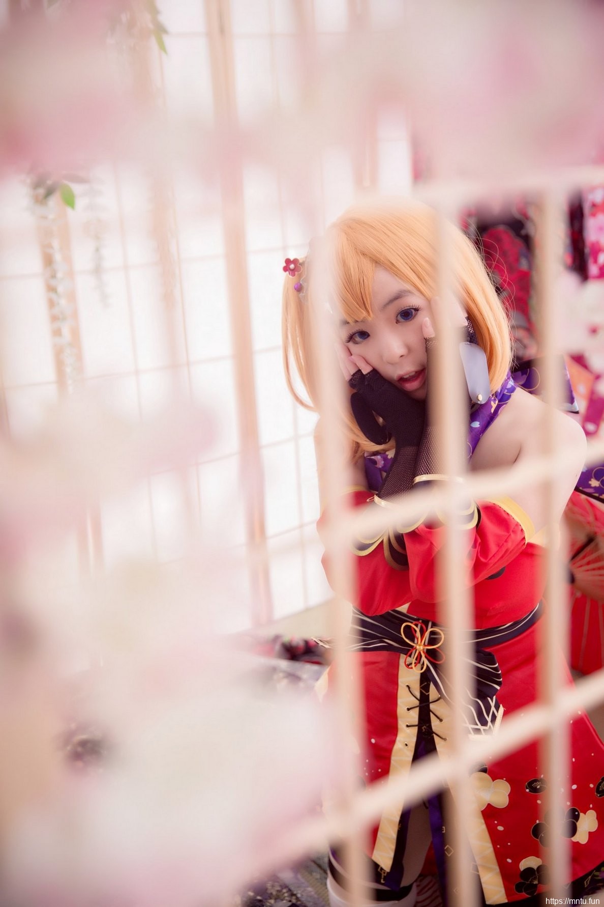 白皙美女Cosplay高坂穗乃果姿势诱惑