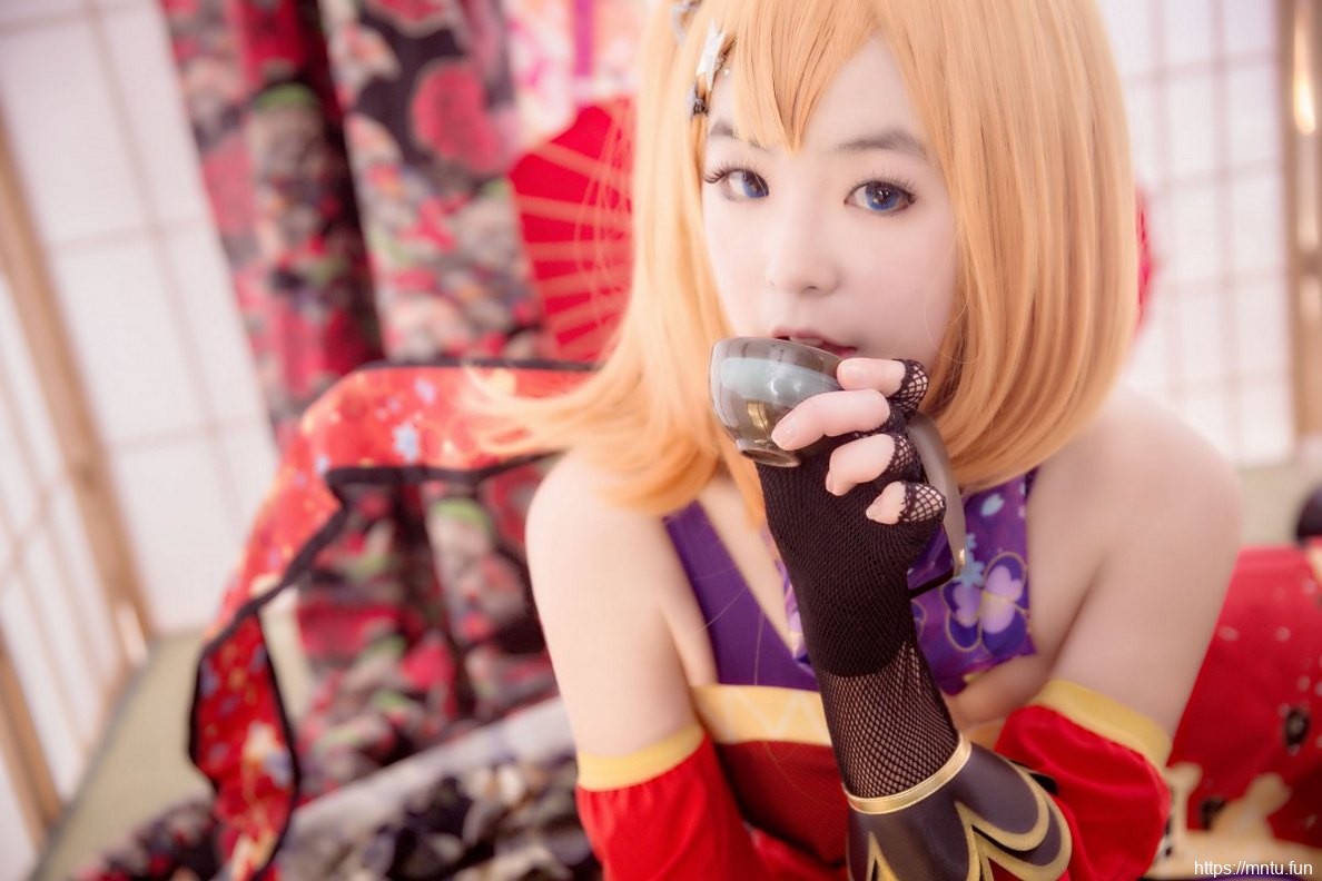 白皙美女Cosplay高坂穗乃果姿势诱惑