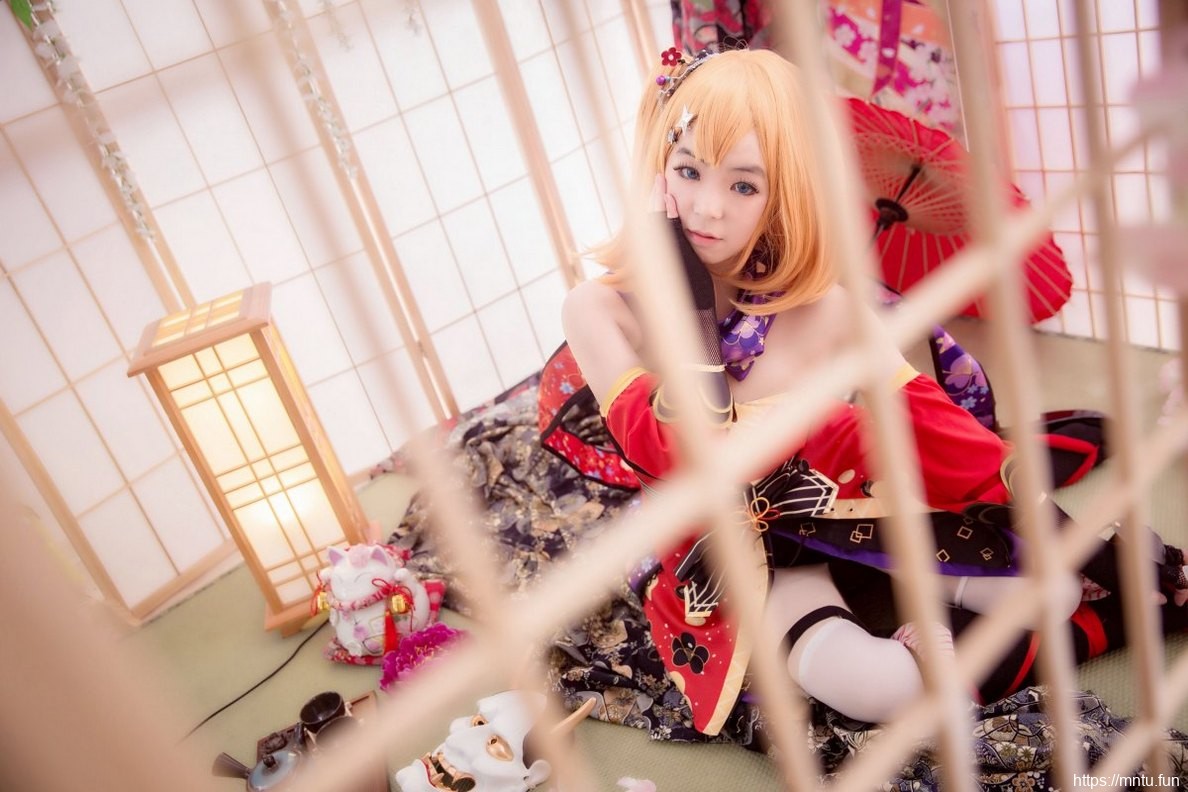 白皙美女Cosplay高坂穗乃果姿势诱惑