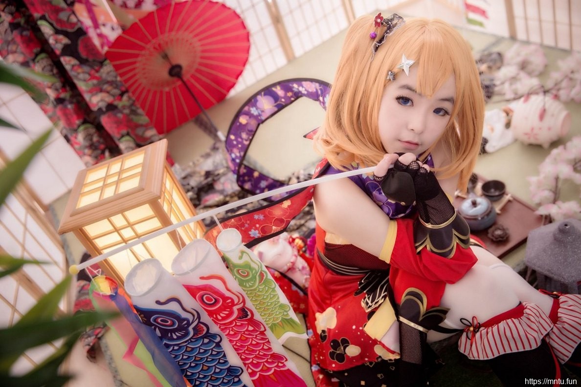 白皙美女Cosplay高坂穗乃果姿势诱惑