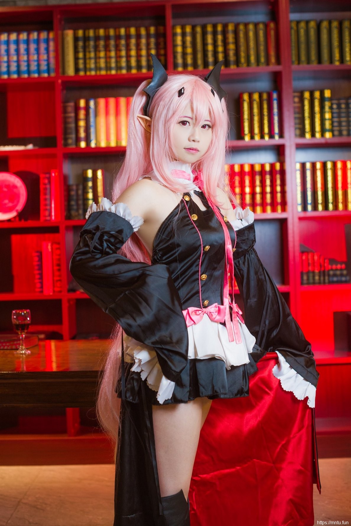 白皙美女Cosplay《终结的炽天使》萌娘克鲁鲁