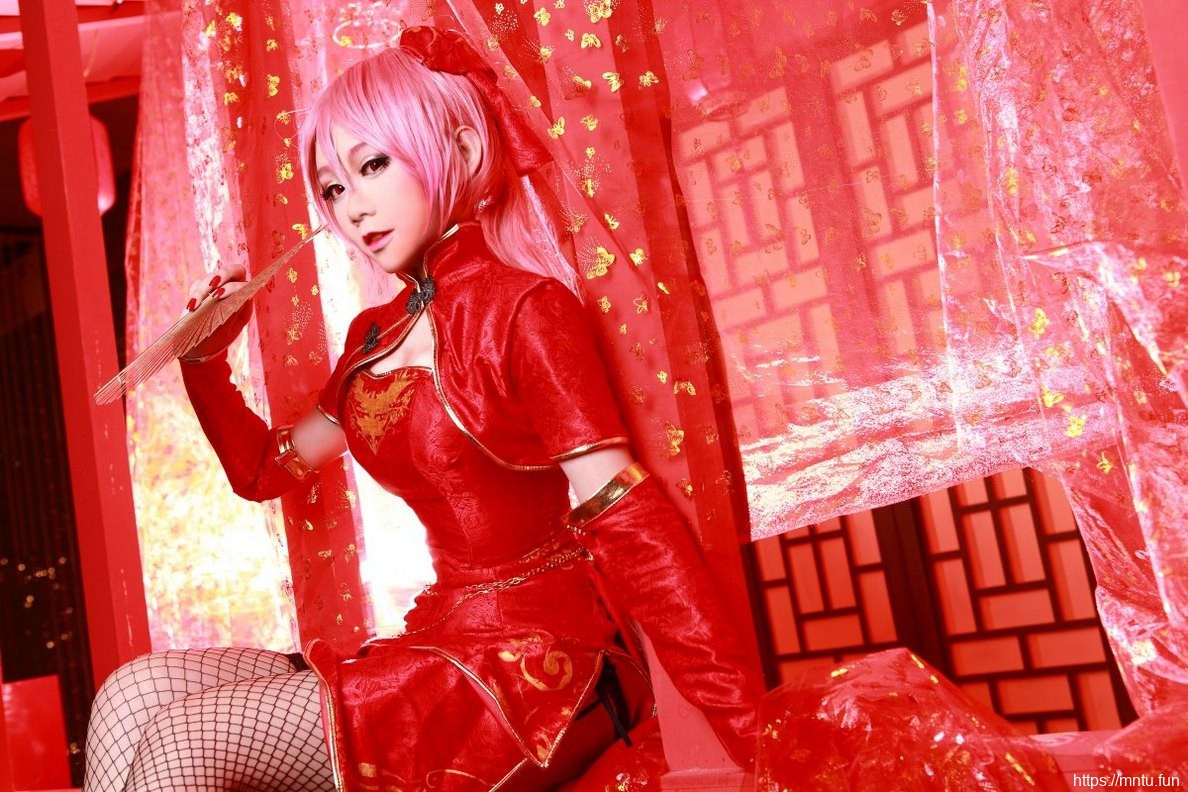 黑丝美女身穿红色旗袍Cosplay拍摄图