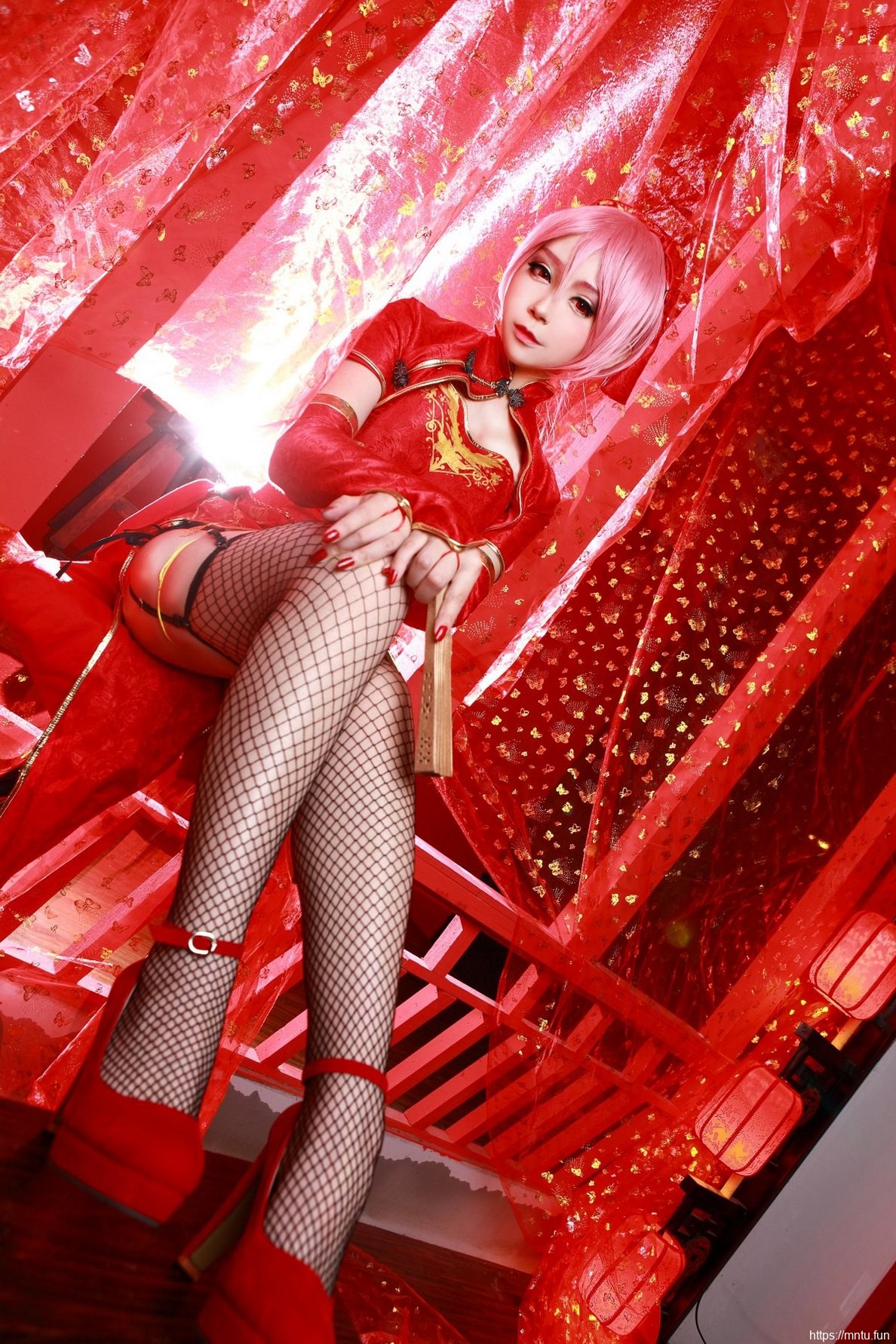 黑丝美女身穿红色旗袍Cosplay拍摄图