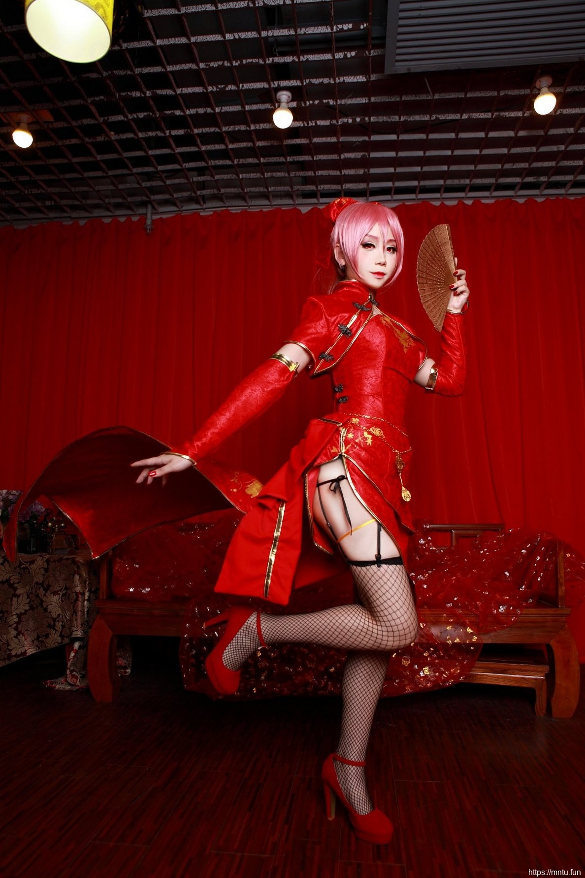 黑丝美女身穿红色旗袍Cosplay拍摄图