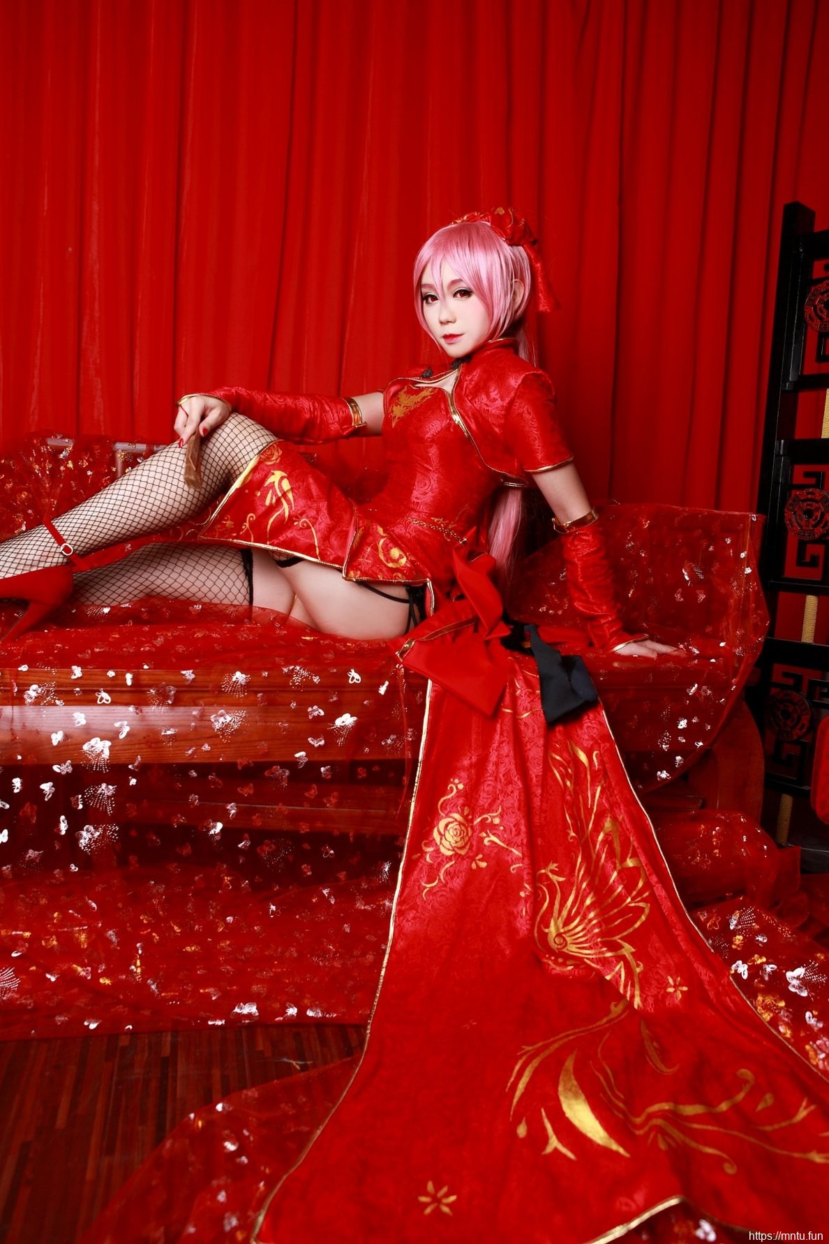 黑丝美女身穿红色旗袍Cosplay拍摄图