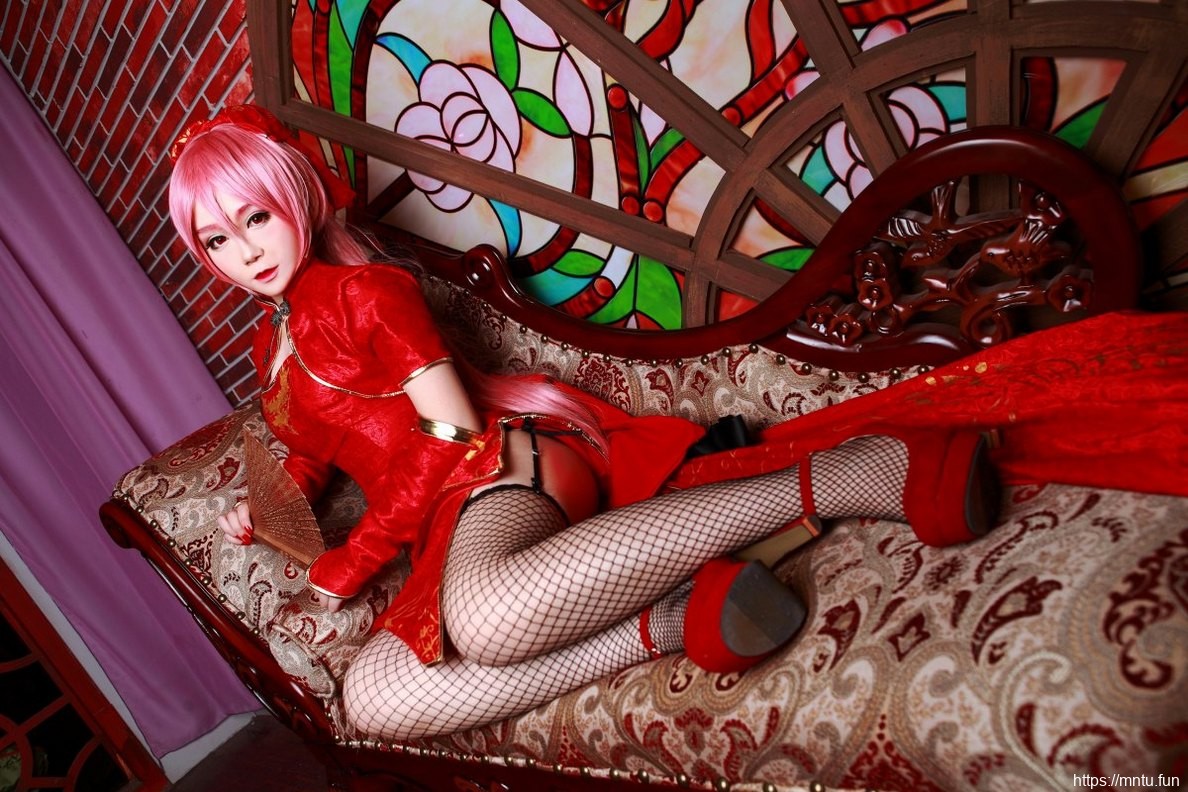 黑丝美女身穿红色旗袍Cosplay拍摄图