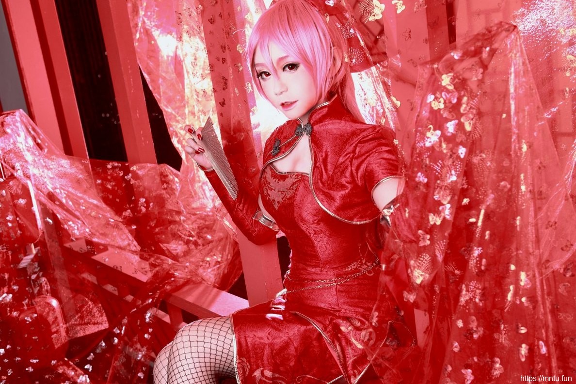 黑丝美女身穿红色旗袍Cosplay拍摄图