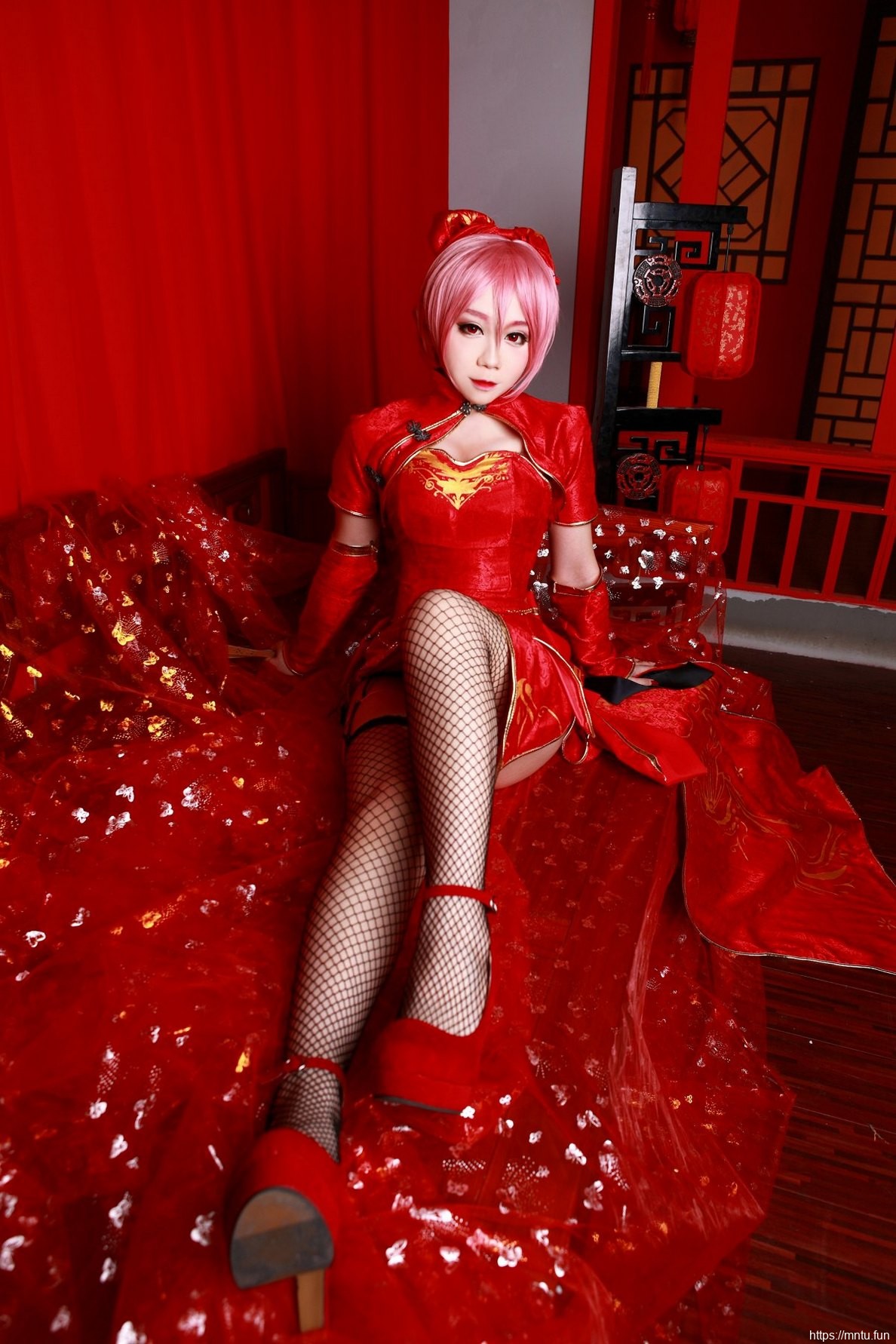黑丝美女身穿红色旗袍Cosplay拍摄图